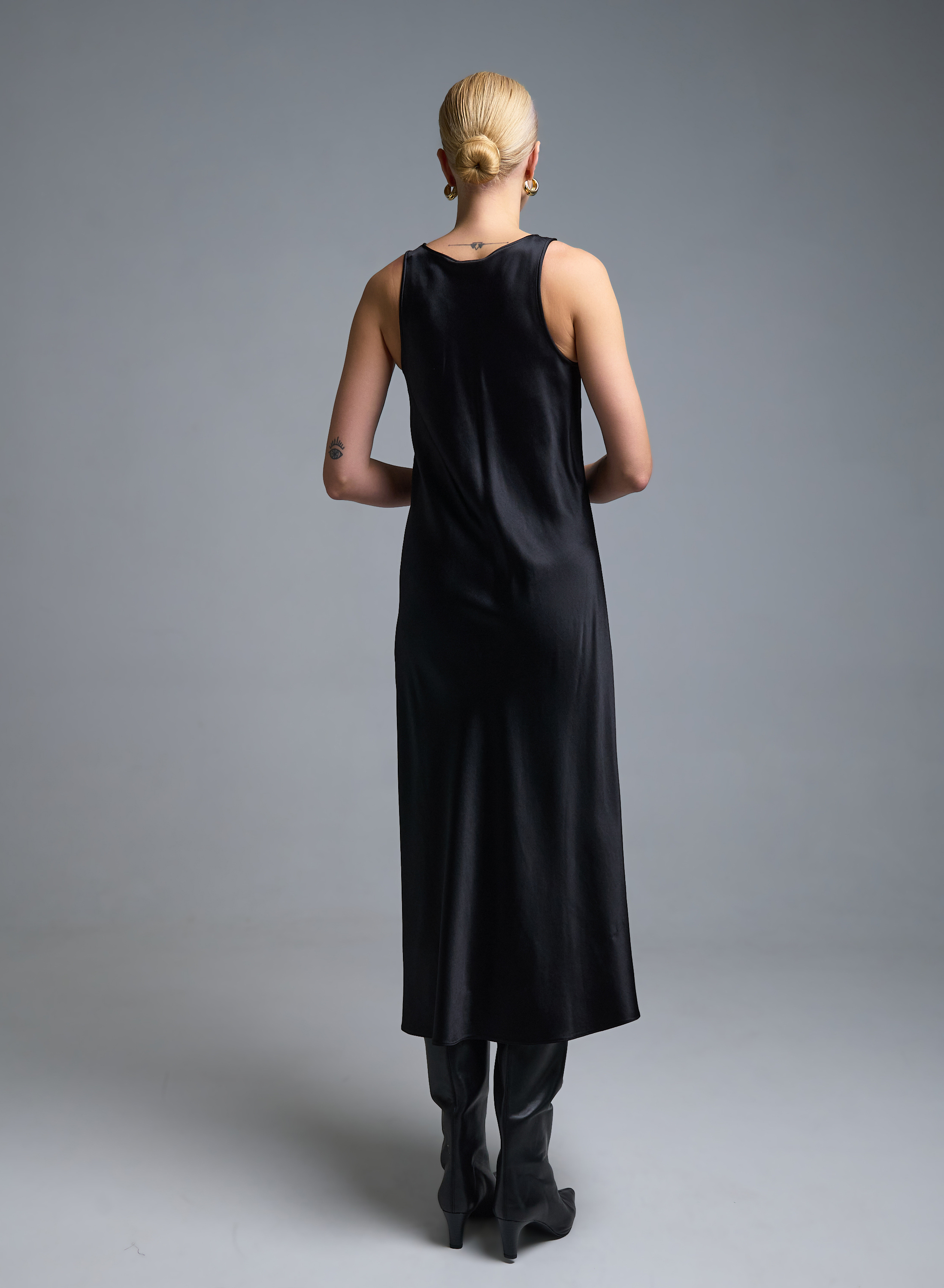 Μαύρο αμάνικο σατέν Φόρεμα Emme Marella - 4