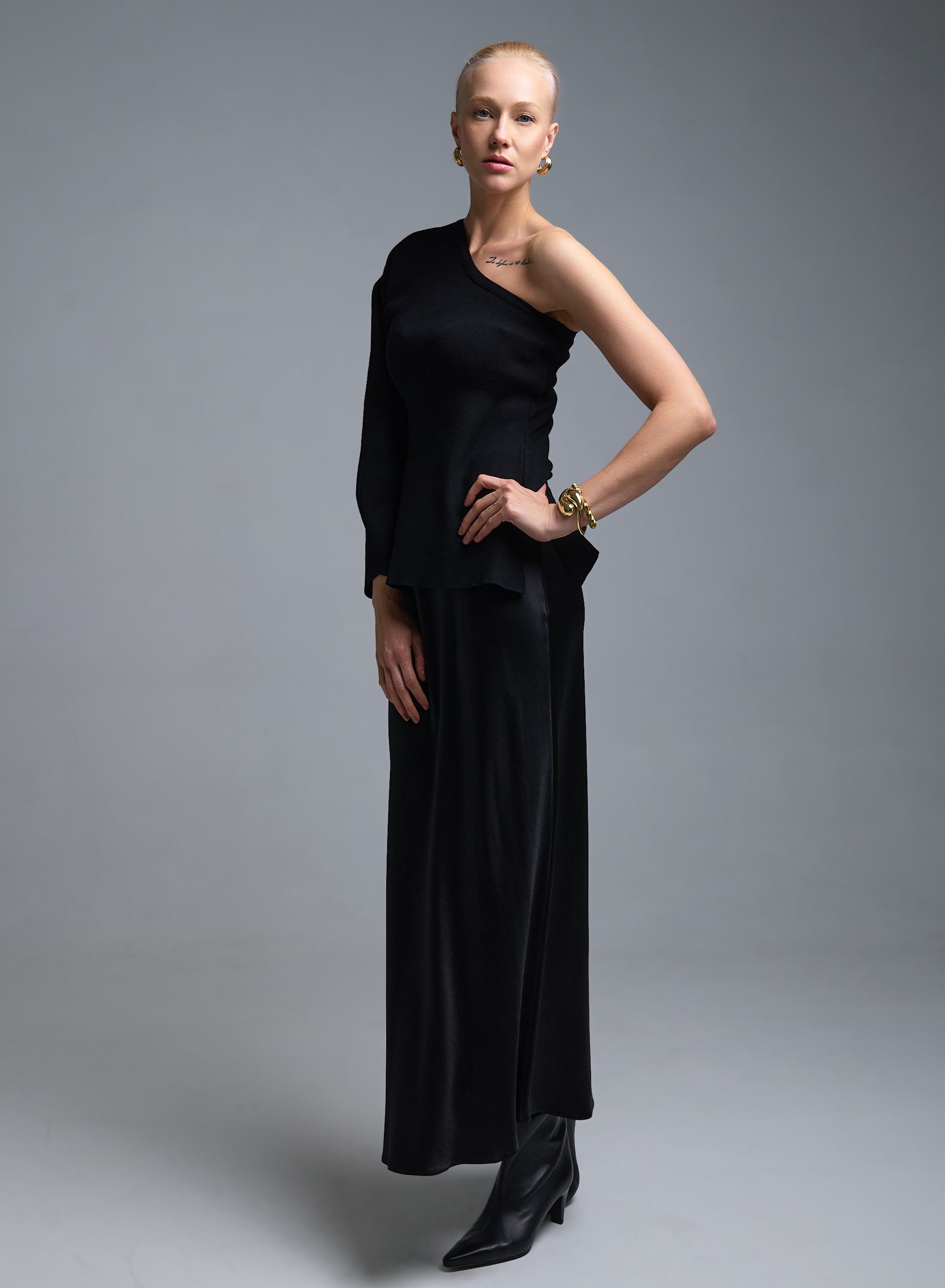 Μαύρη σατέν Φούστα σε ίσια γραμμή με λάστιχο στη μέση Emme Marella - 0