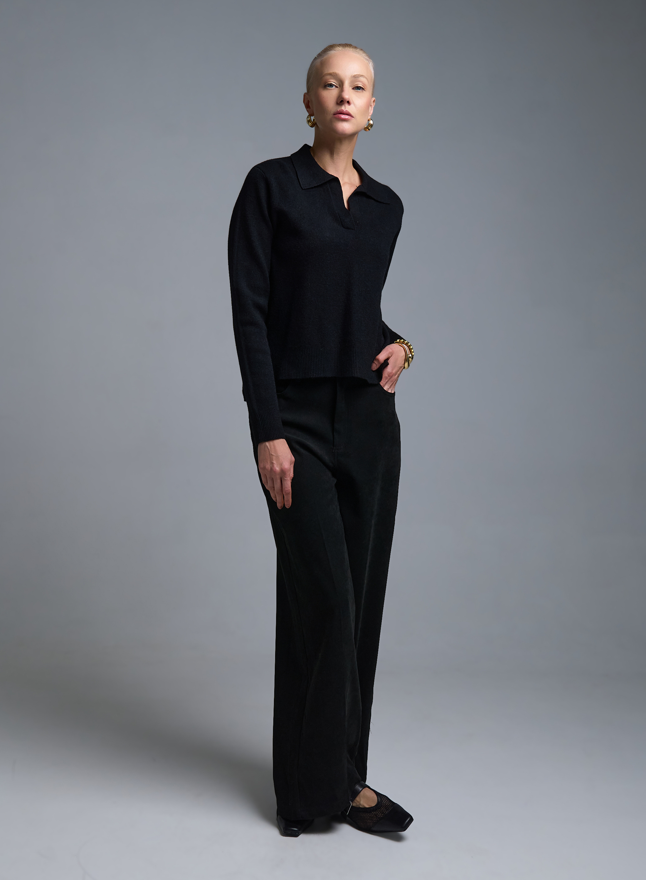 Μαύρο Πουλόβερ με V λαιμόκοψη και με γιακά Valentina Milano - 1