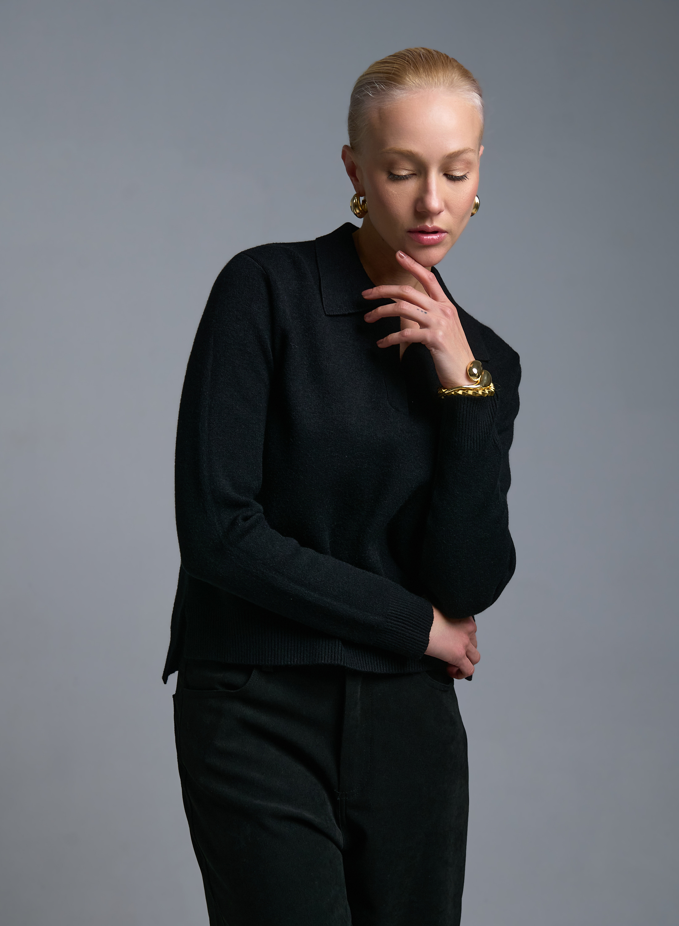 Μαύρο Πουλόβερ με V λαιμόκοψη και με γιακά Valentina Milano - 2