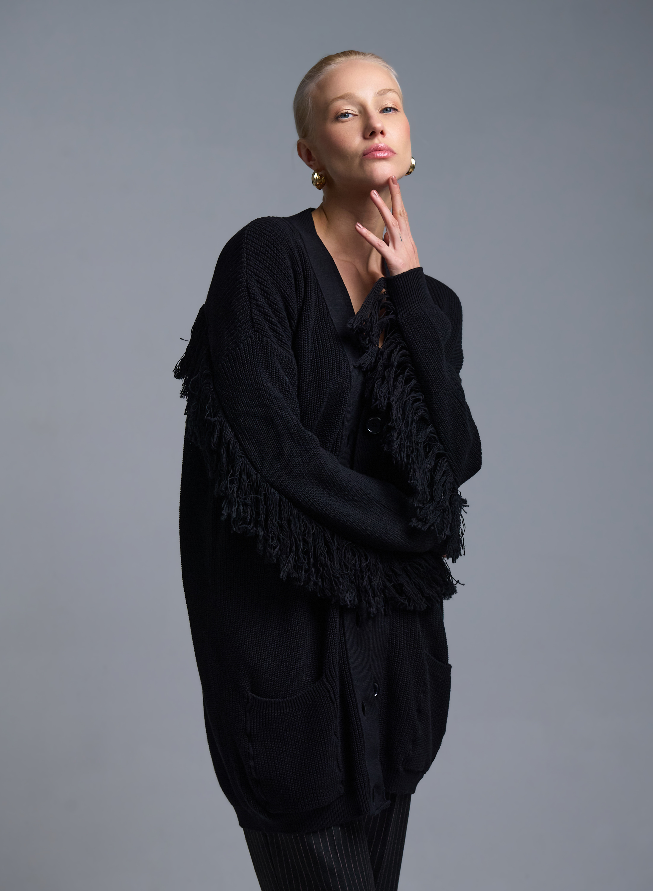 Μαύρη πλεκτή Ζακέτα με κρόσια και με εξωτερικές τσέπες μπροστά Kontatto - 2