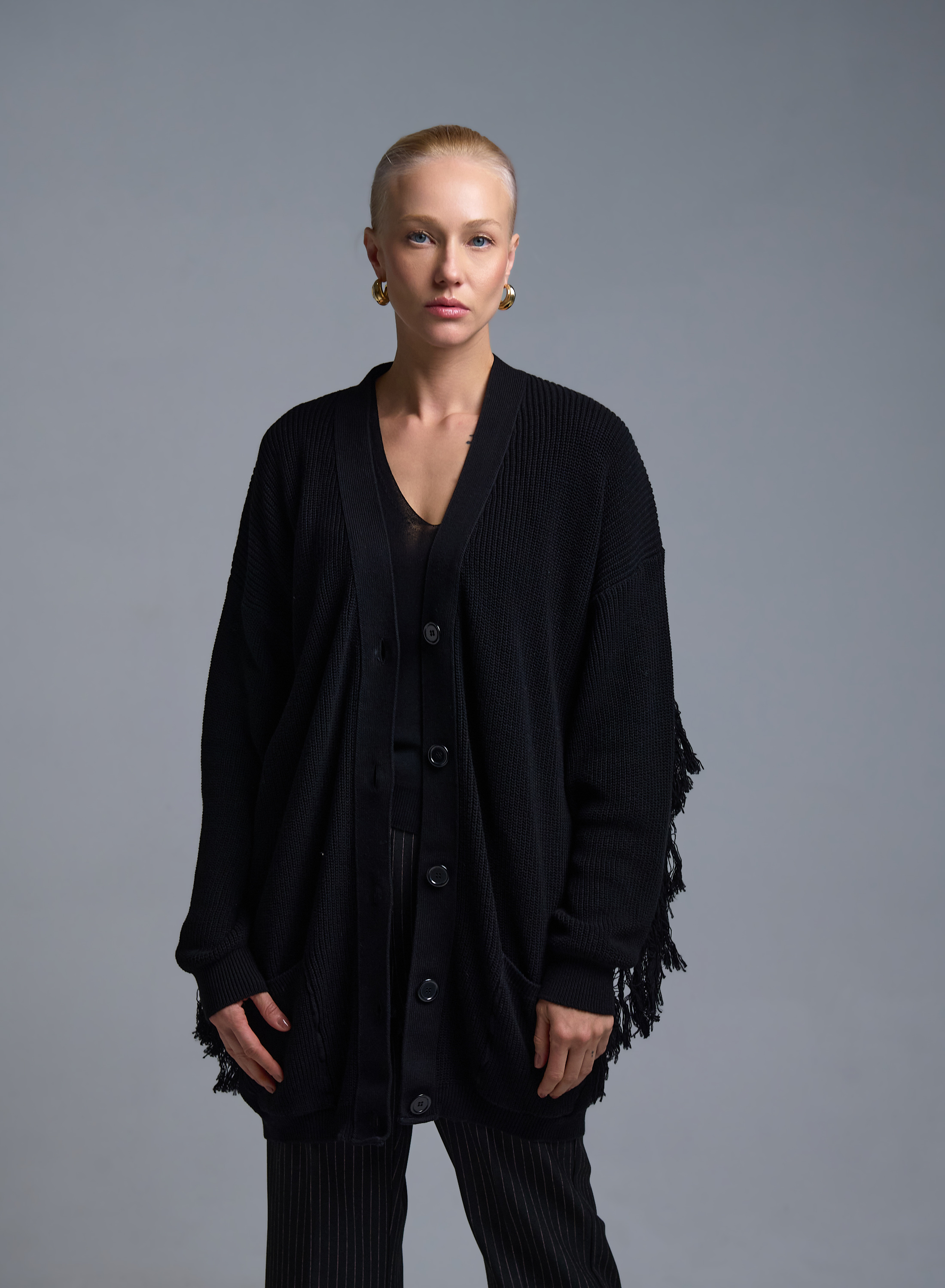 Μαύρη πλεκτή Ζακέτα με κρόσια και με εξωτερικές τσέπες μπροστά Kontatto - 0