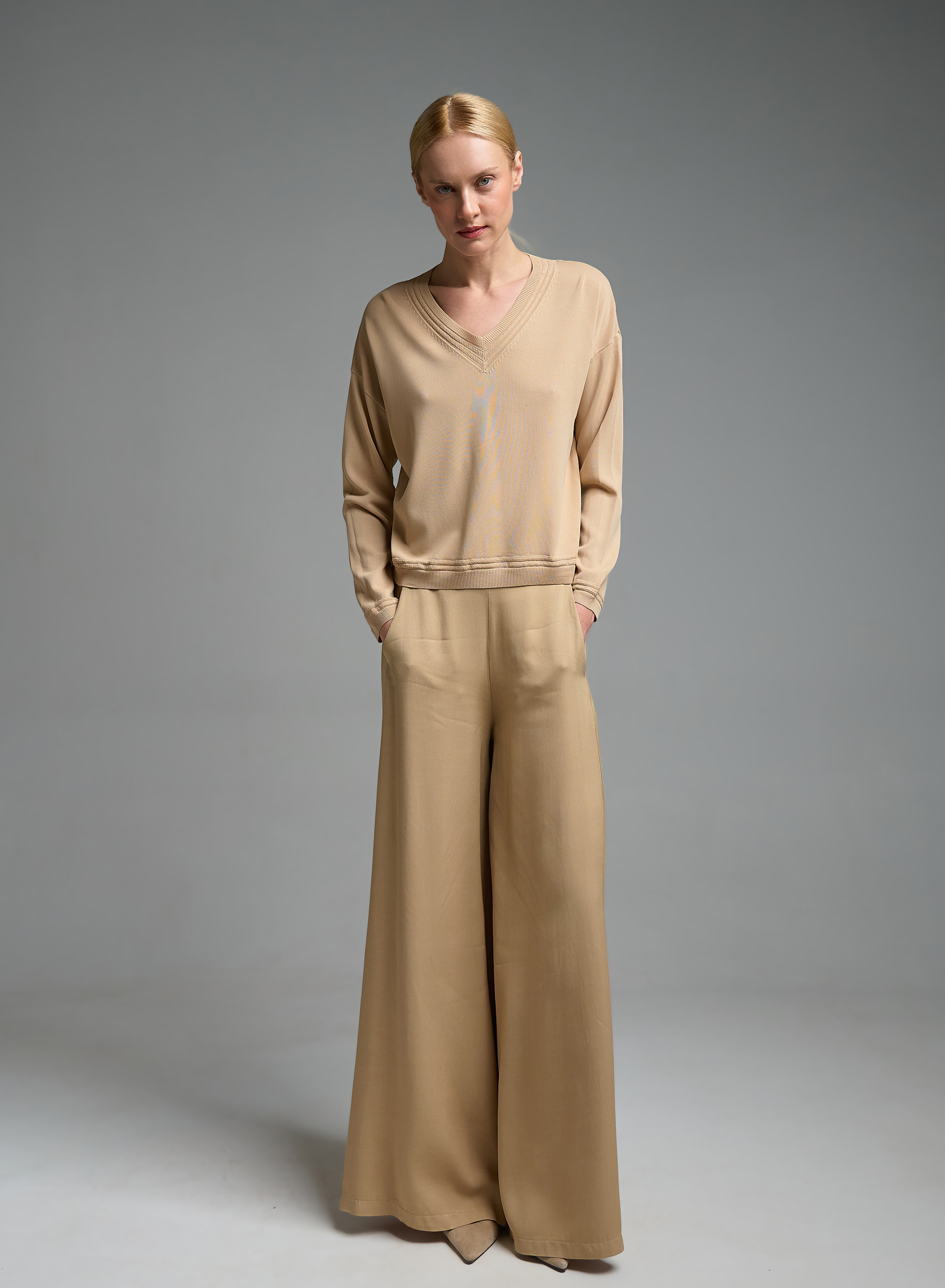 Beige Sweater with V neckline and with textured details Valentina Milano - 0