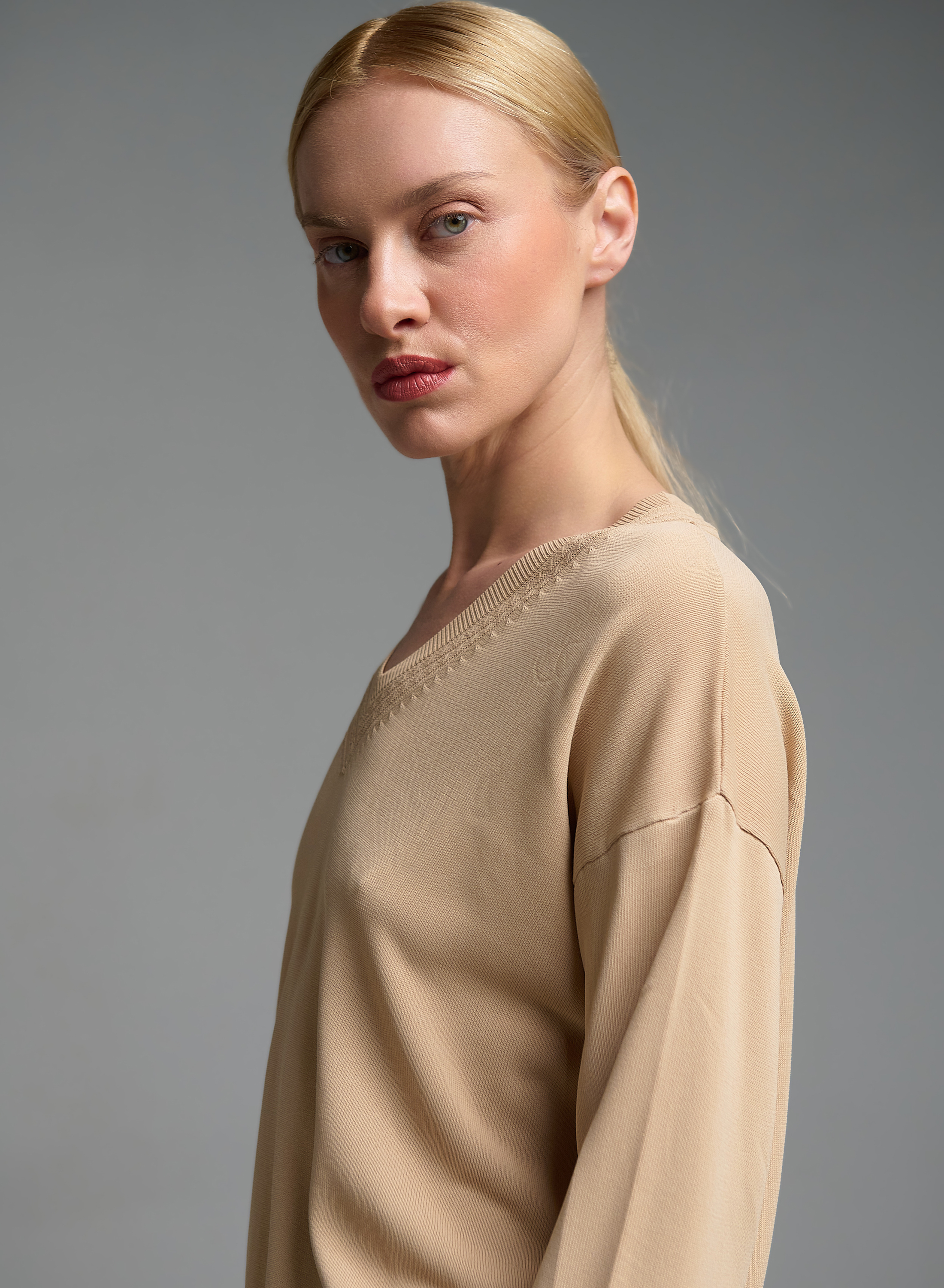 Beige Sweater with V neckline and with textured details Valentina Milano - 2