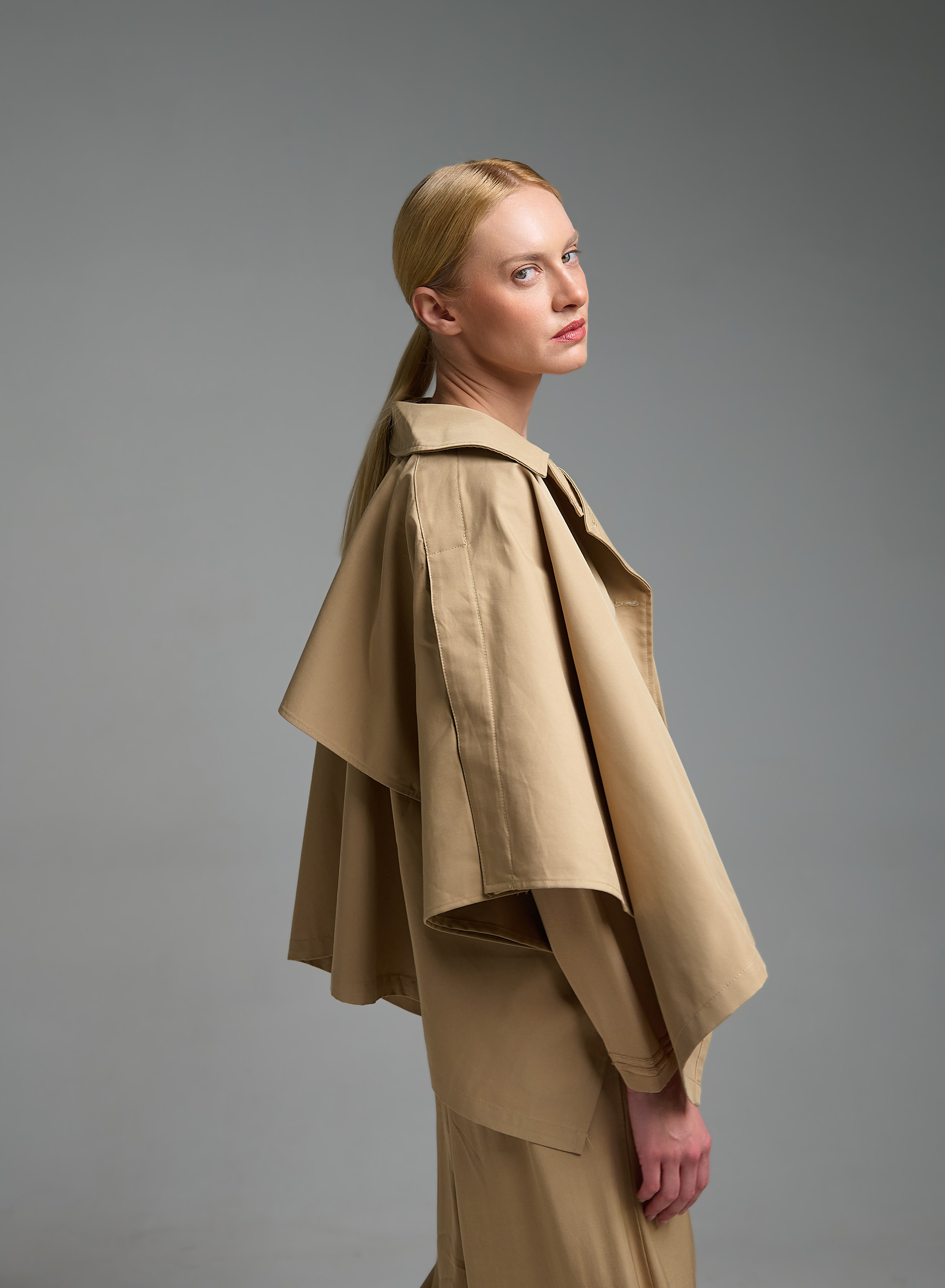 Μπεζ κοντή Κάπα με κουμπιά στο πλάι Valentina Milano - 1