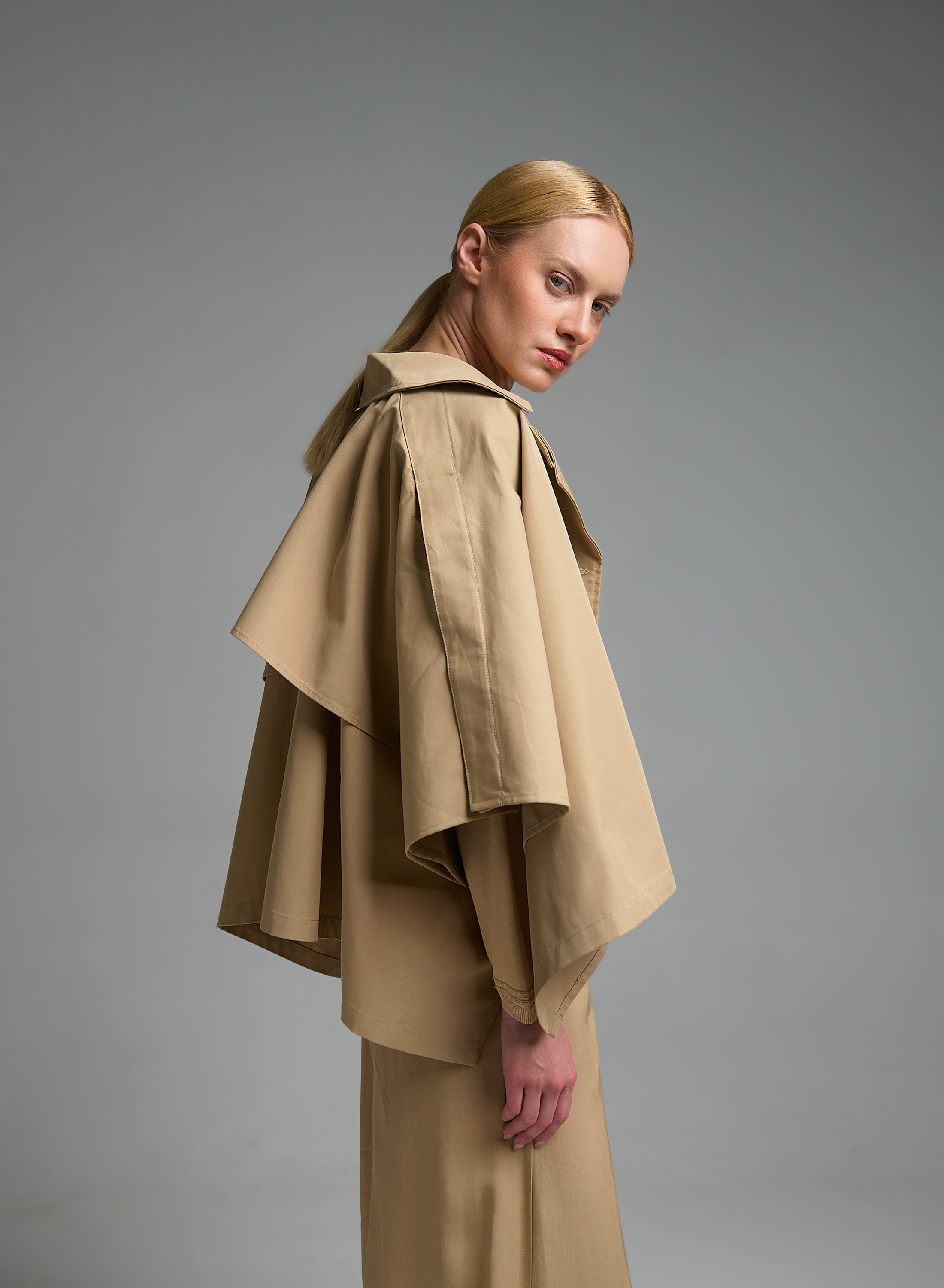 Μπεζ κοντή Κάπα με κουμπιά στο πλάι Valentina Milano - 4