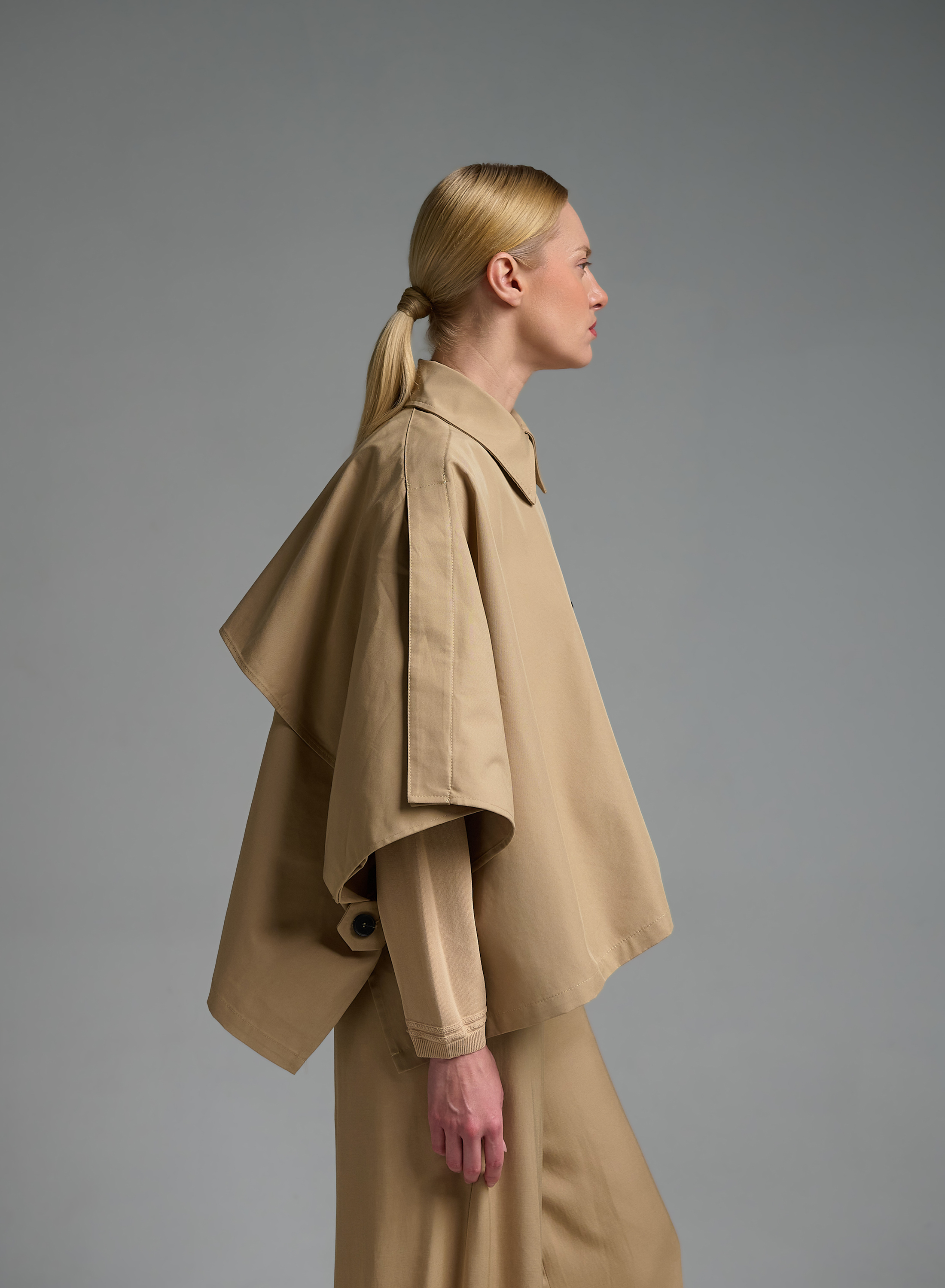 Μπεζ κοντή Κάπα με κουμπιά στο πλάι Valentina Milano - 2