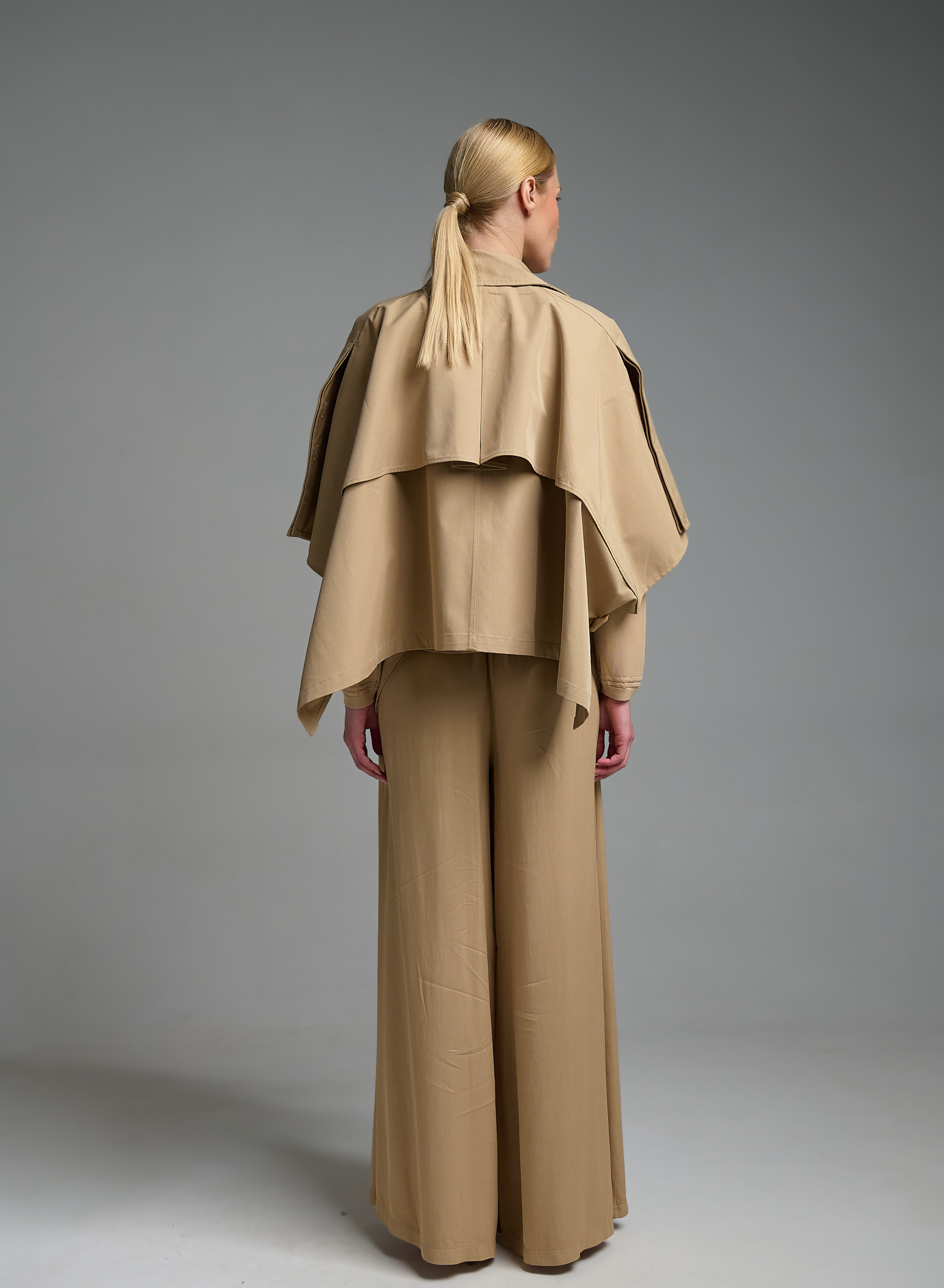 Μπεζ κοντή Κάπα με κουμπιά στο πλάι Valentina Milano - 6