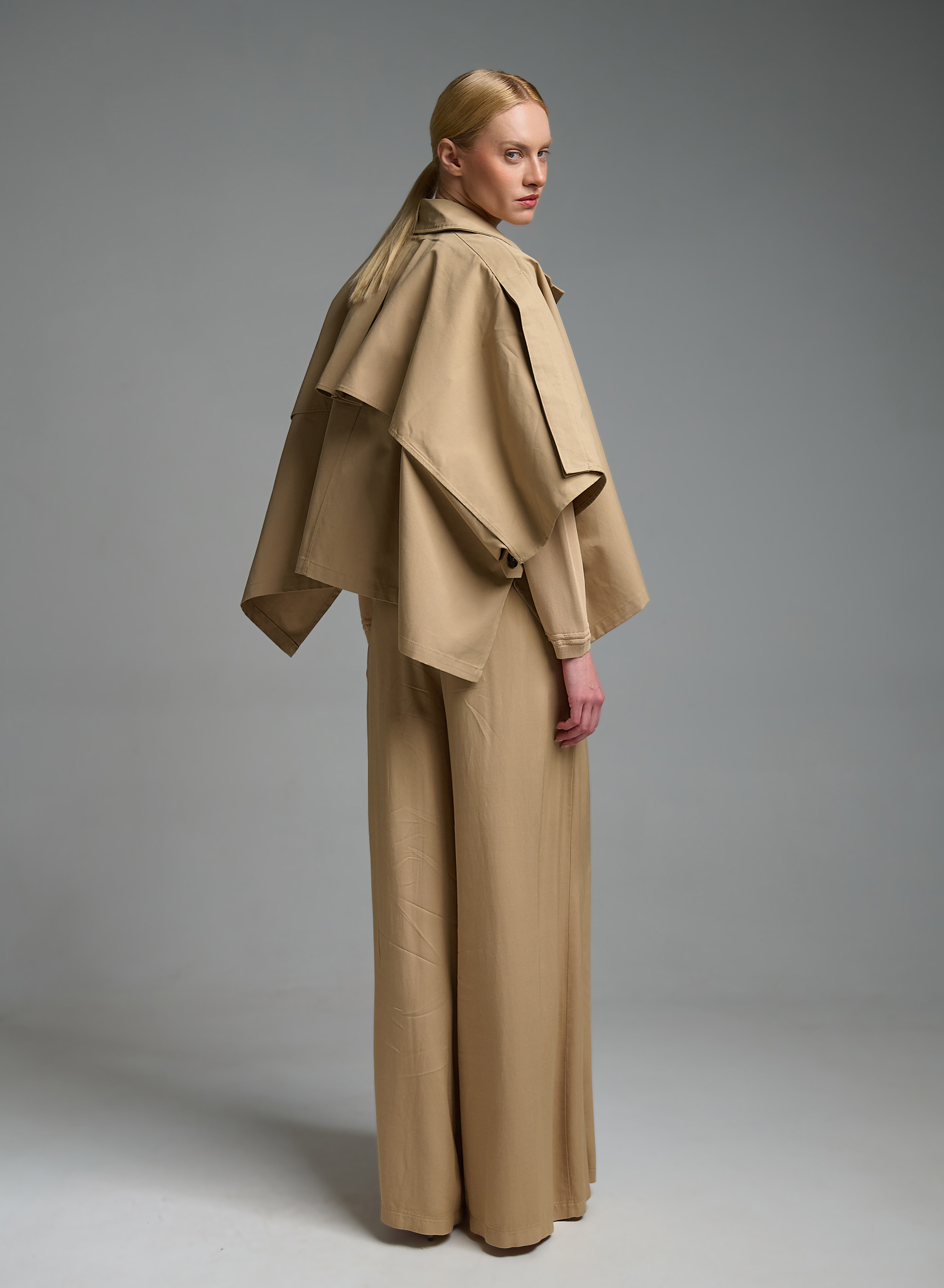 Μπεζ κοντή Κάπα με κουμπιά στο πλάι Valentina Milano - 7