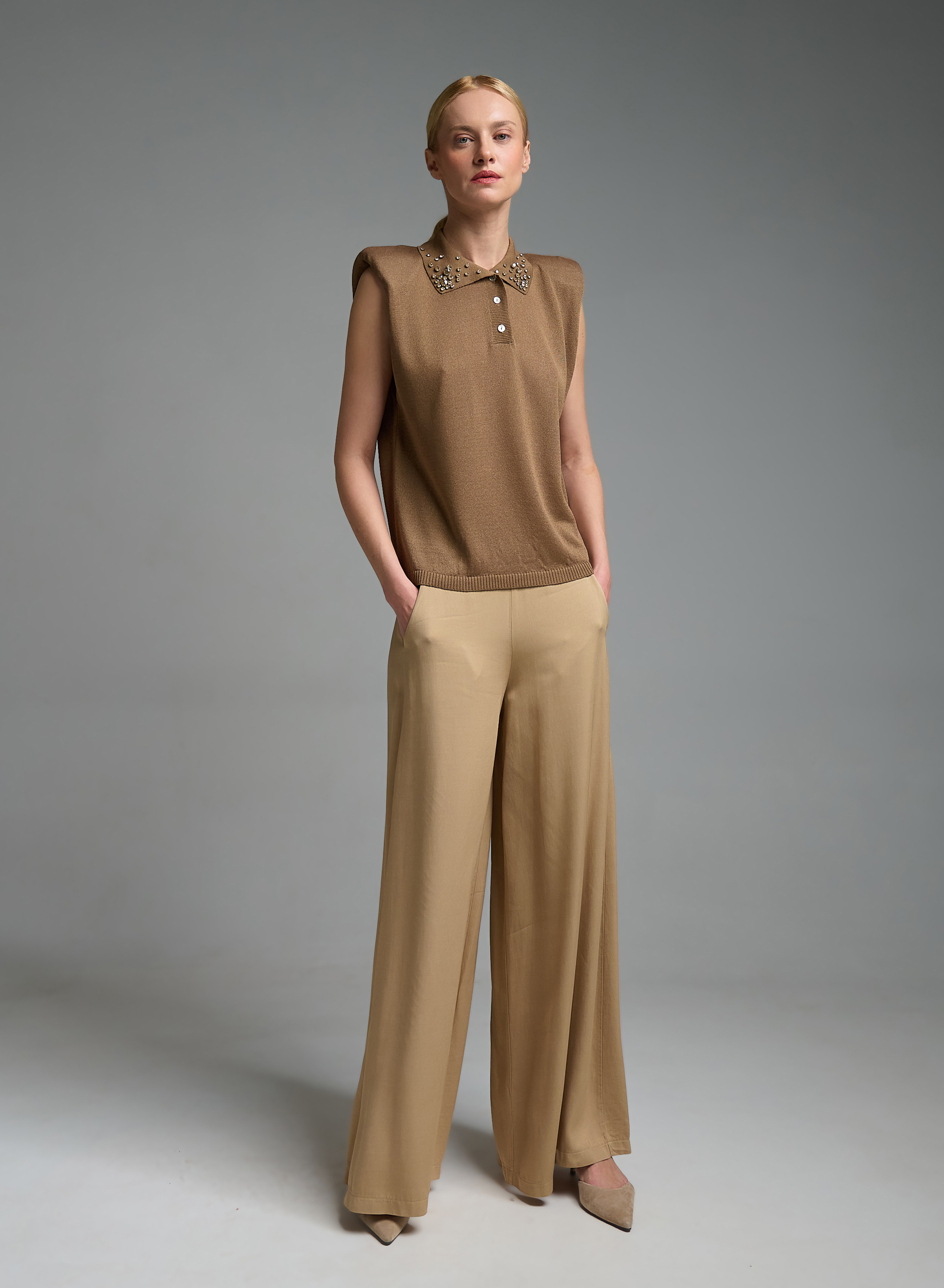 Κάμελ πλεκτή αμάνικη Μπλούζα με γιακά με διακοσμητικά κρύσταλλα Eco - 1