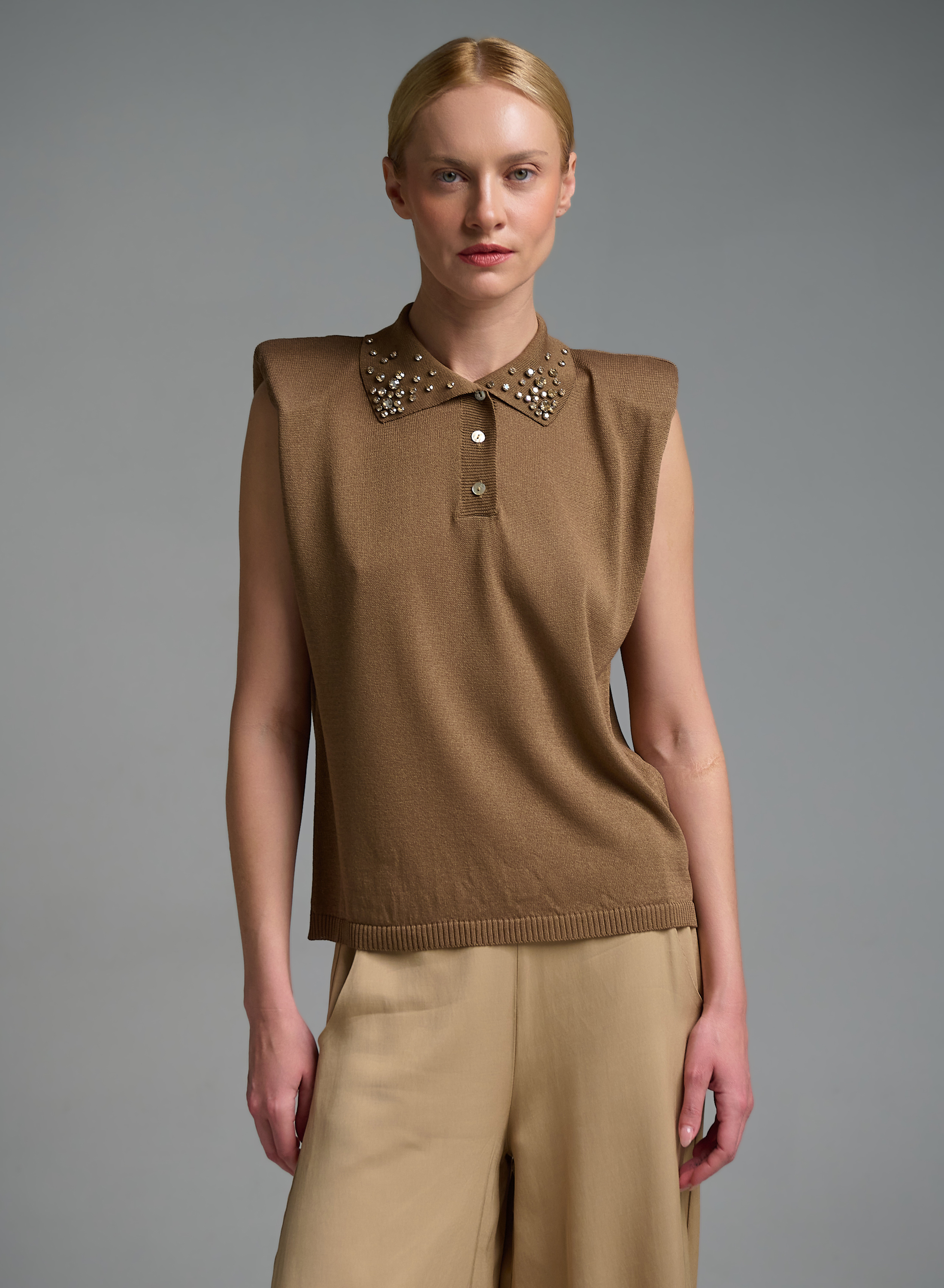 Κάμελ πλεκτή αμάνικη Μπλούζα με γιακά με διακοσμητικά κρύσταλλα Eco - 0