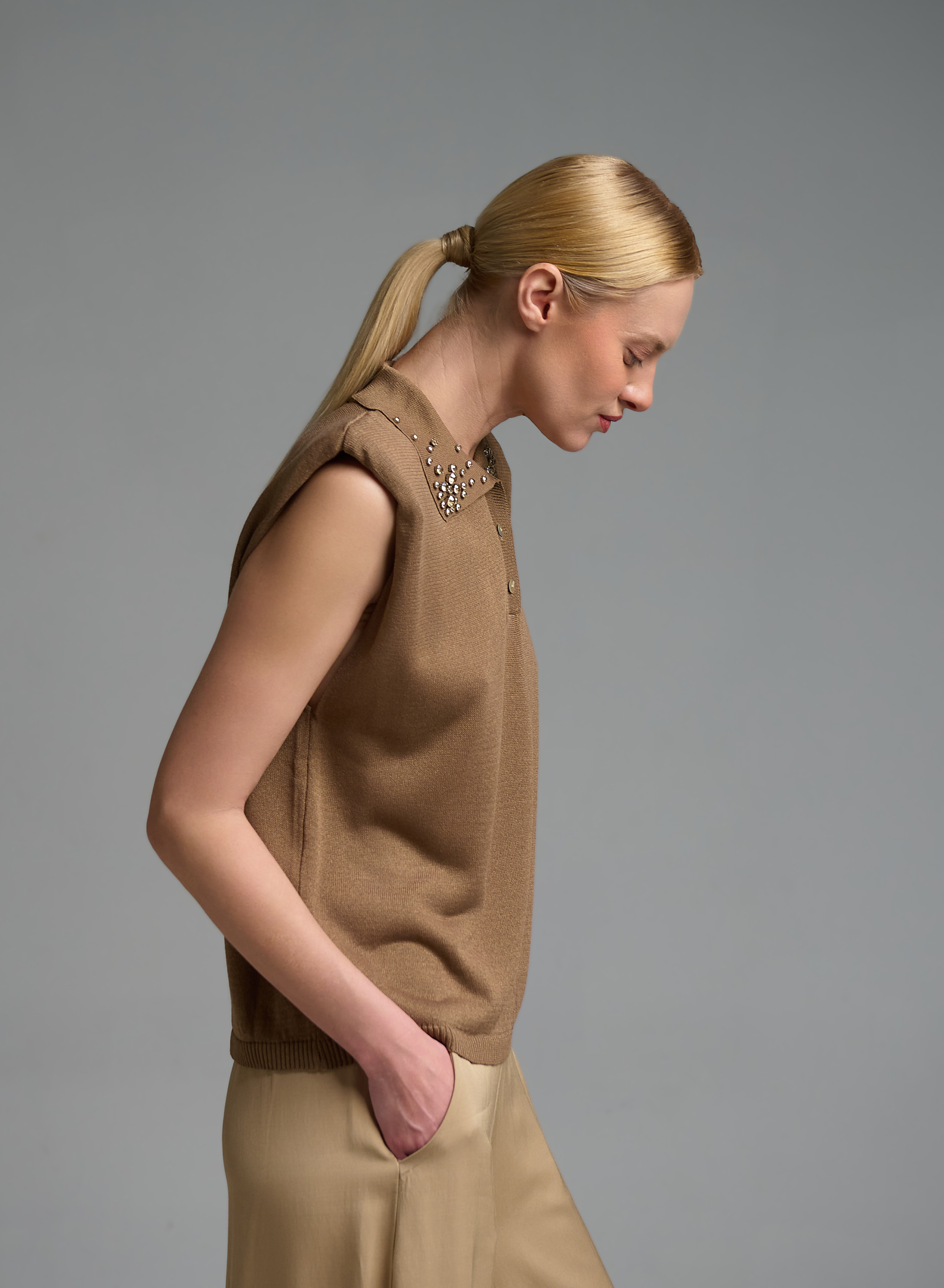 Κάμελ πλεκτή αμάνικη Μπλούζα με γιακά με διακοσμητικά κρύσταλλα Eco - 4