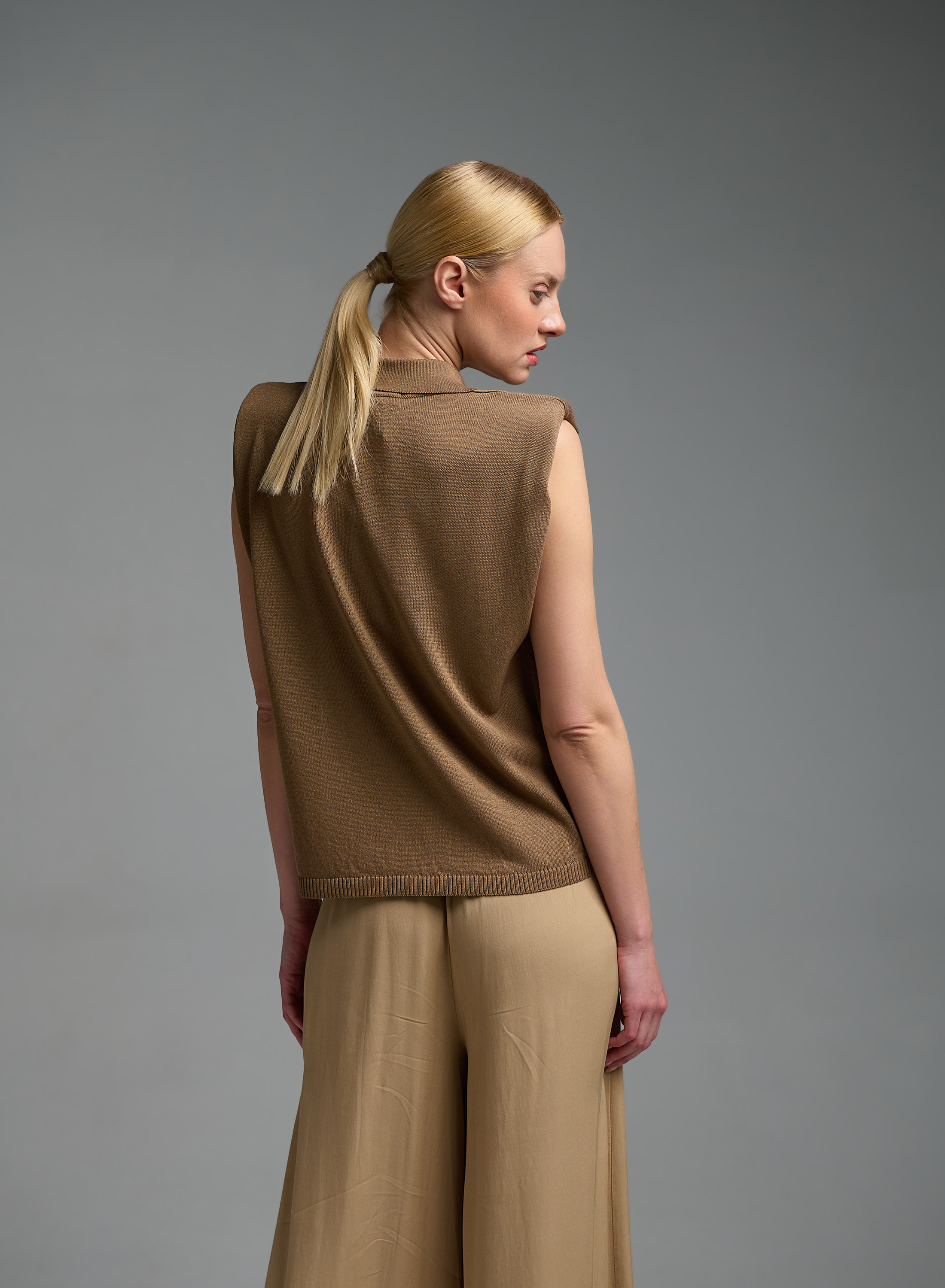 Κάμελ πλεκτή αμάνικη Μπλούζα με γιακά με διακοσμητικά κρύσταλλα Eco - 5