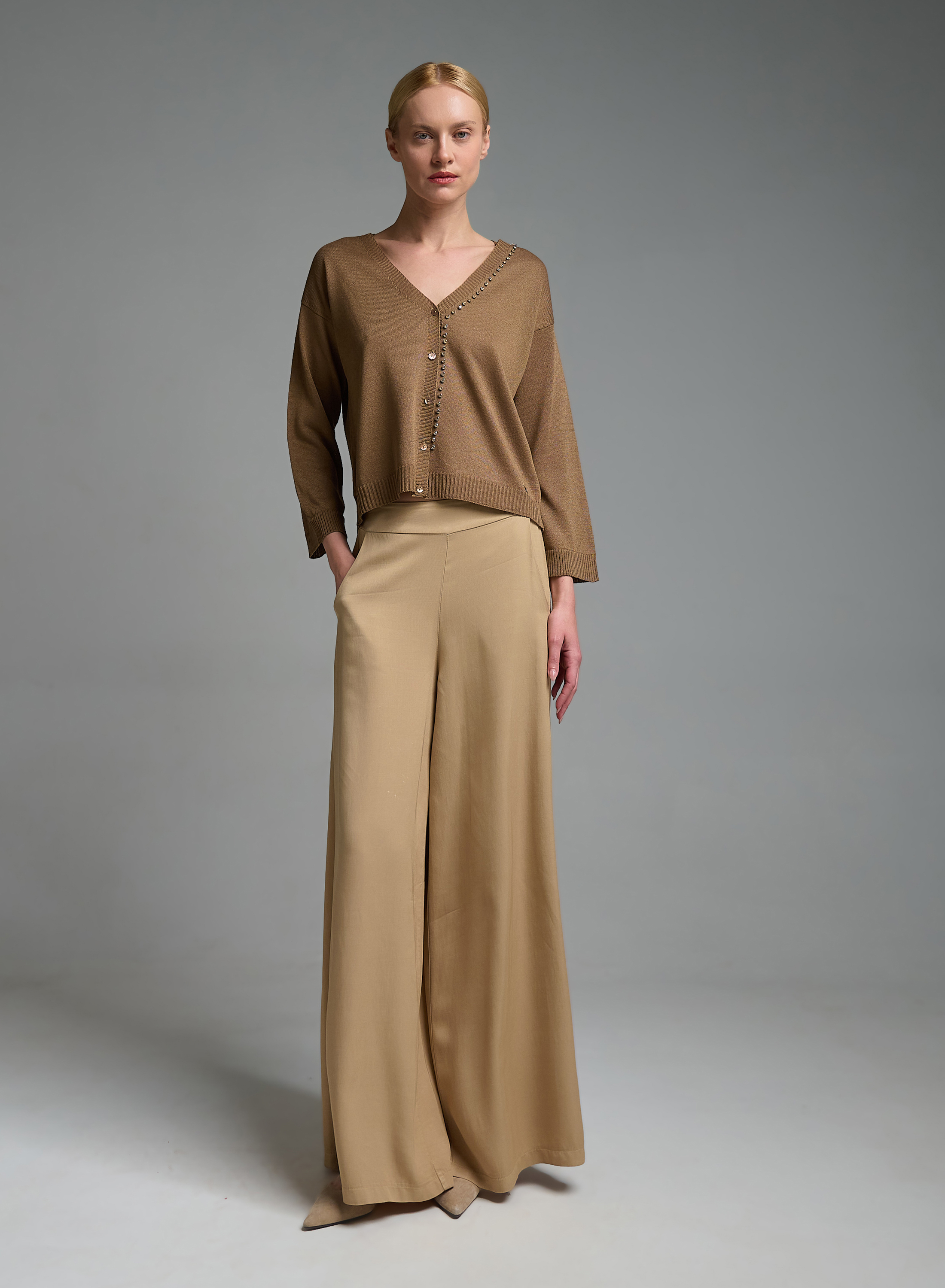 Κάμελ πλεκτή Ζακέτα με V λαιμόκοψη με διακοσμητικά κρύσταλλα Eco - 1