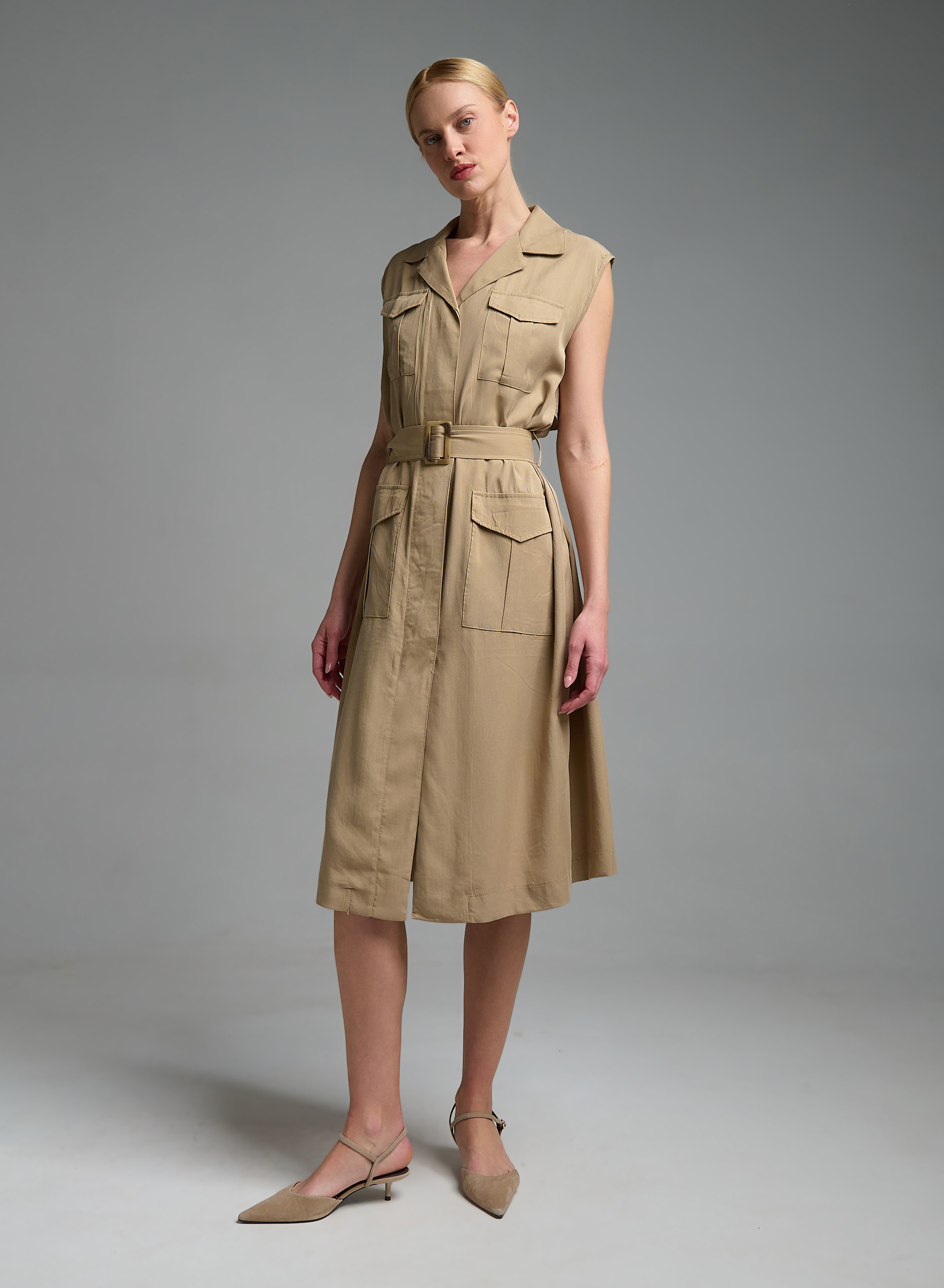 Μπεζ αμάνικο σεμιζιέ Φόρεμα με εξωτερικές τσέπες και με ζώνη Valentina Milano - 2