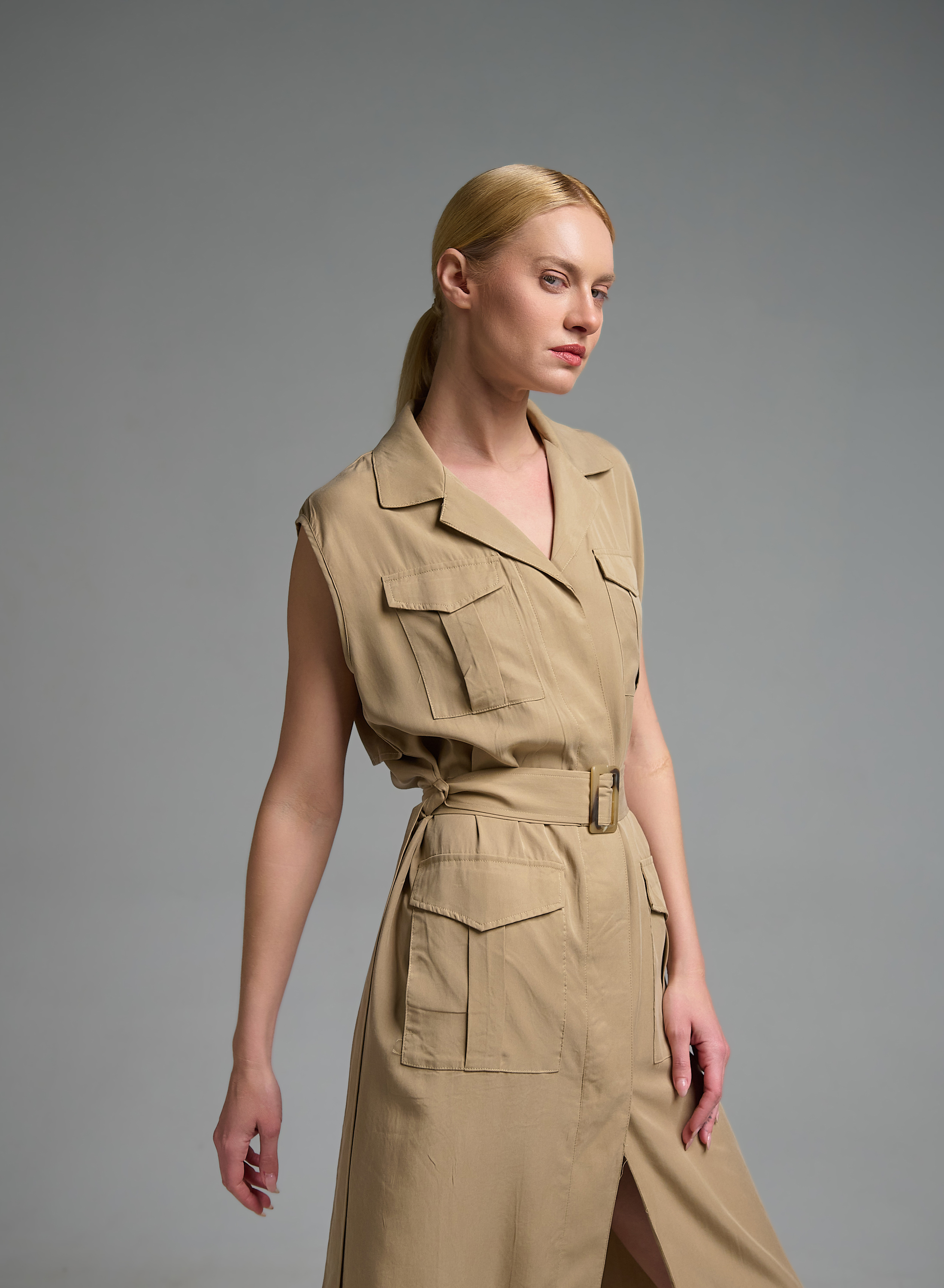 Μπεζ αμάνικο σεμιζιέ Φόρεμα με εξωτερικές τσέπες και με ζώνη Valentina Milano - 5