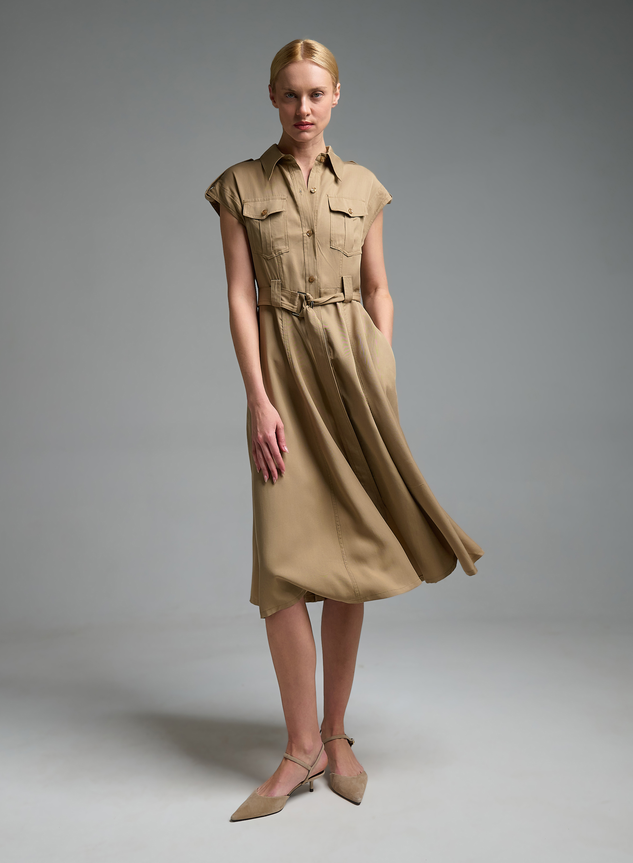 Κάμελ αμάνικο σεμιζιέ Φόρεμα με εξωτερικές τσέπες και με ζώνη Valentina Milano - 1