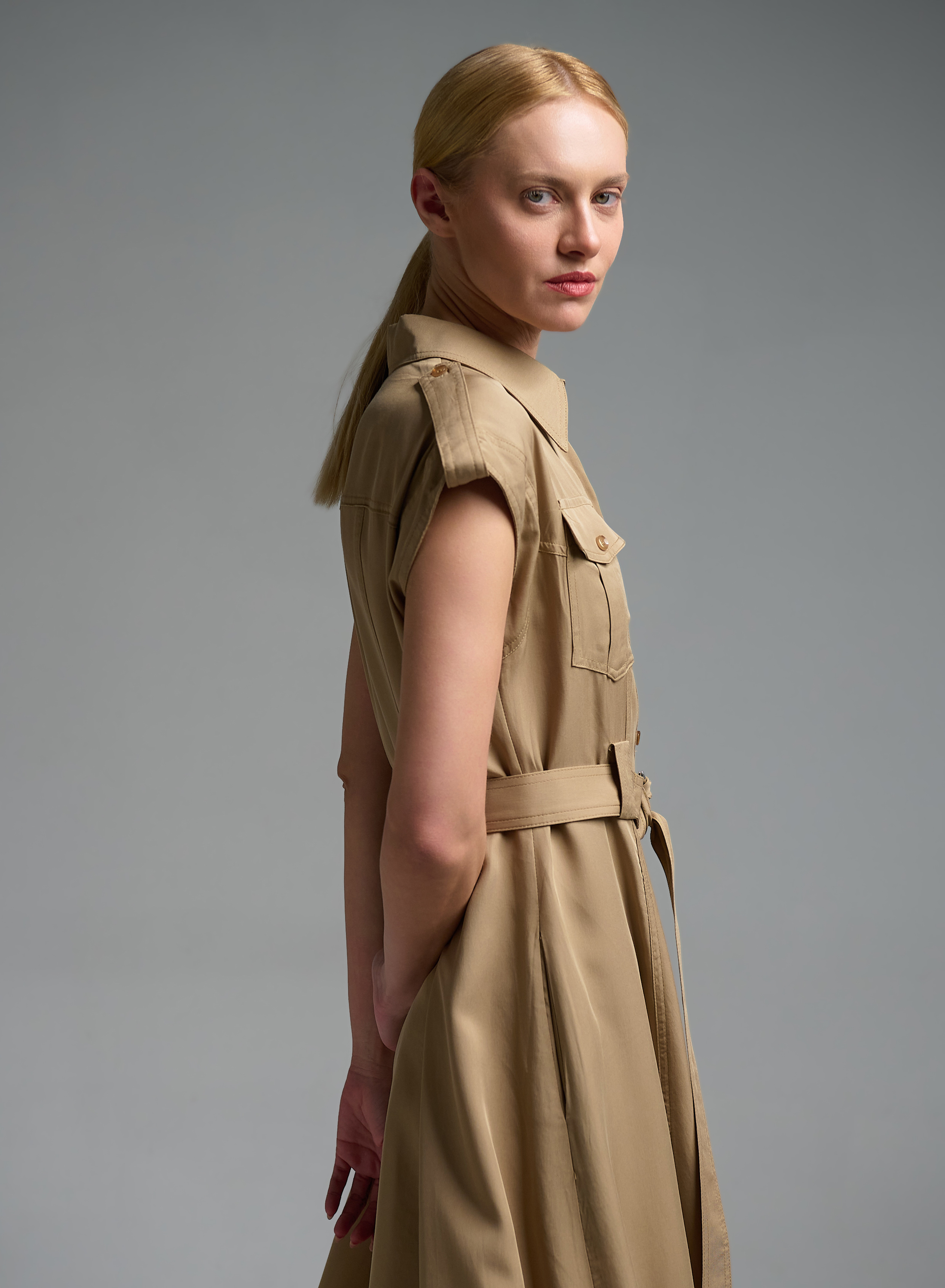 Κάμελ αμάνικο σεμιζιέ Φόρεμα με εξωτερικές τσέπες και με ζώνη Valentina Milano - 5