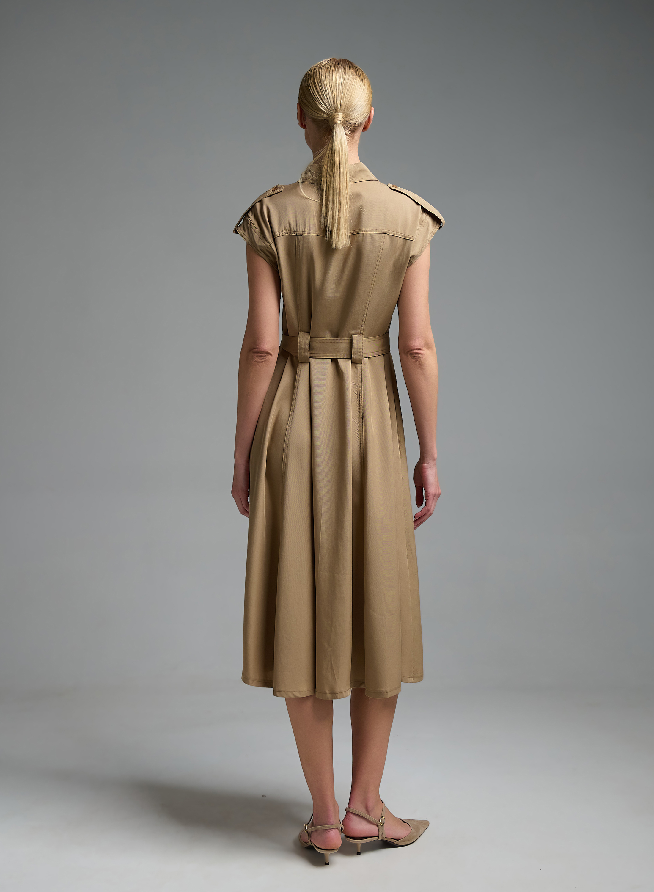 Κάμελ αμάνικο σεμιζιέ Φόρεμα με εξωτερικές τσέπες και με ζώνη Valentina Milano - 6