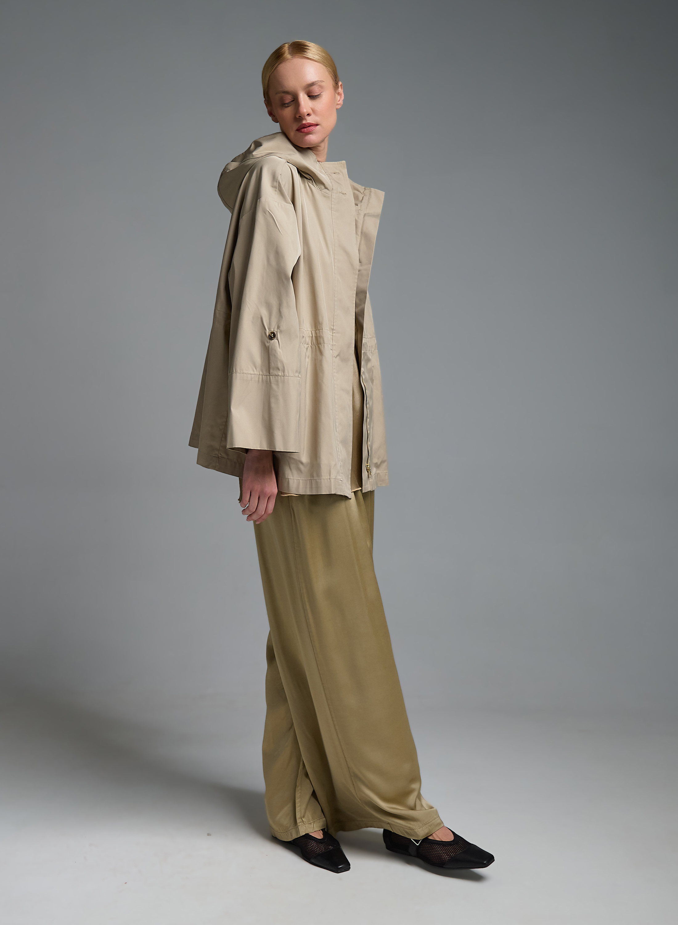 Μπεζ αδιάβροχο Parka με κουκούλα και με εσωτερικό κορδόνι στη μέση Emme Marella - 2