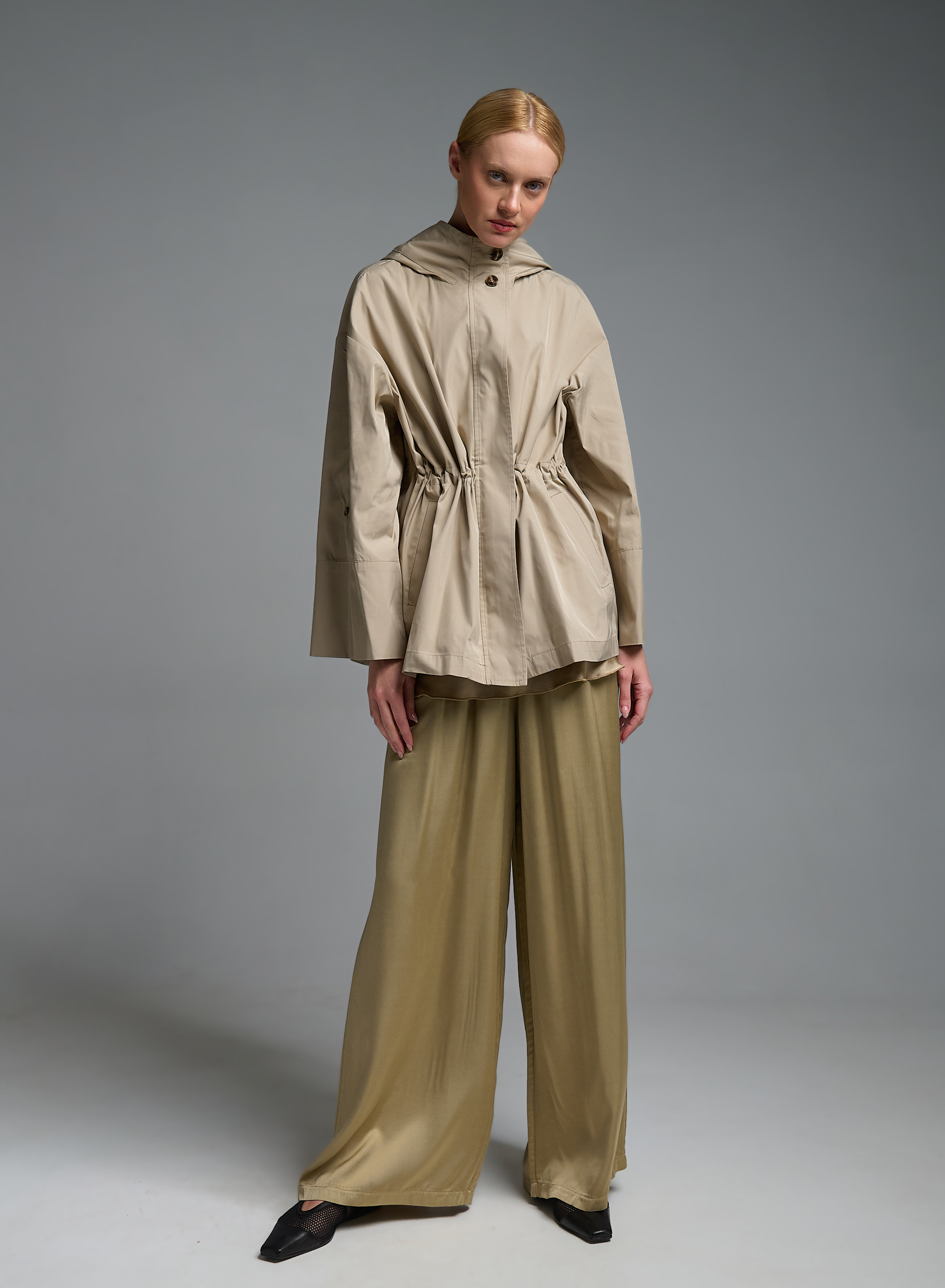 Μπεζ αδιάβροχο Parka με κουκούλα και με εσωτερικό κορδόνι στη μέση Emme Marella - 1