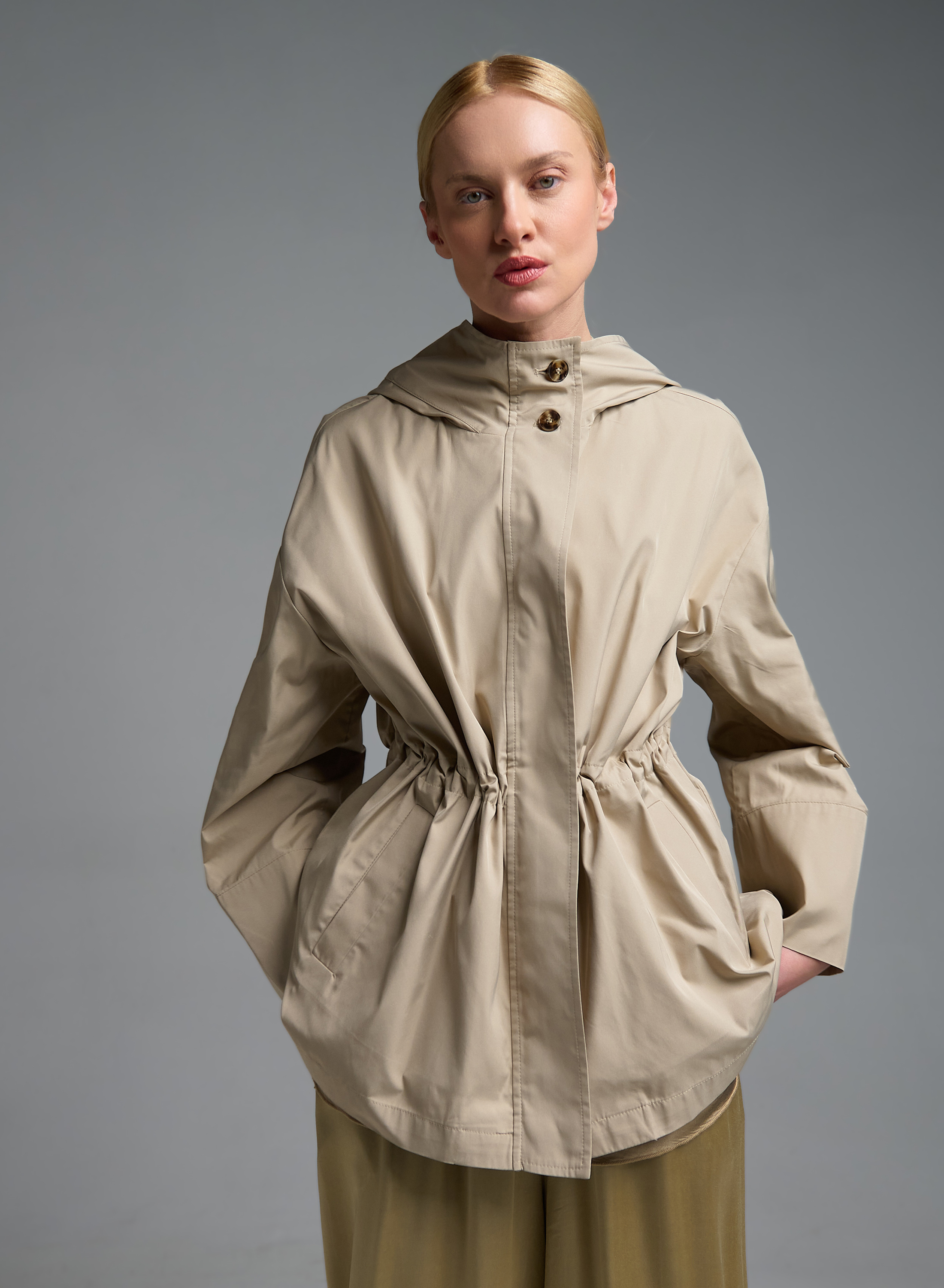 Μπεζ αδιάβροχο Parka με κουκούλα και με εσωτερικό κορδόνι στη μέση Emme Marella - 7