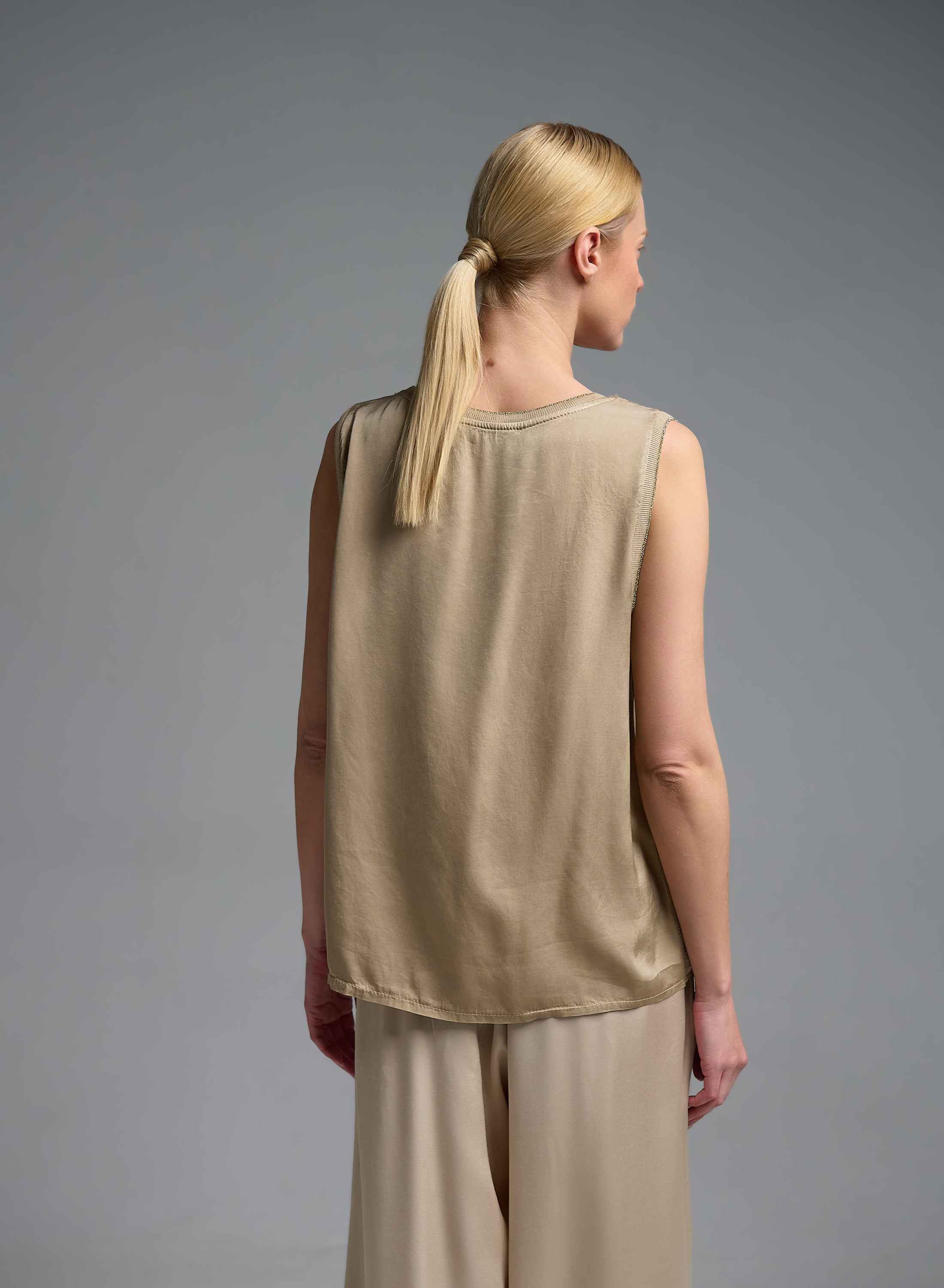 Χρυσό silky touch αμάνικο Τοπ με V λαιμόκοψη Valentina Milano - 3