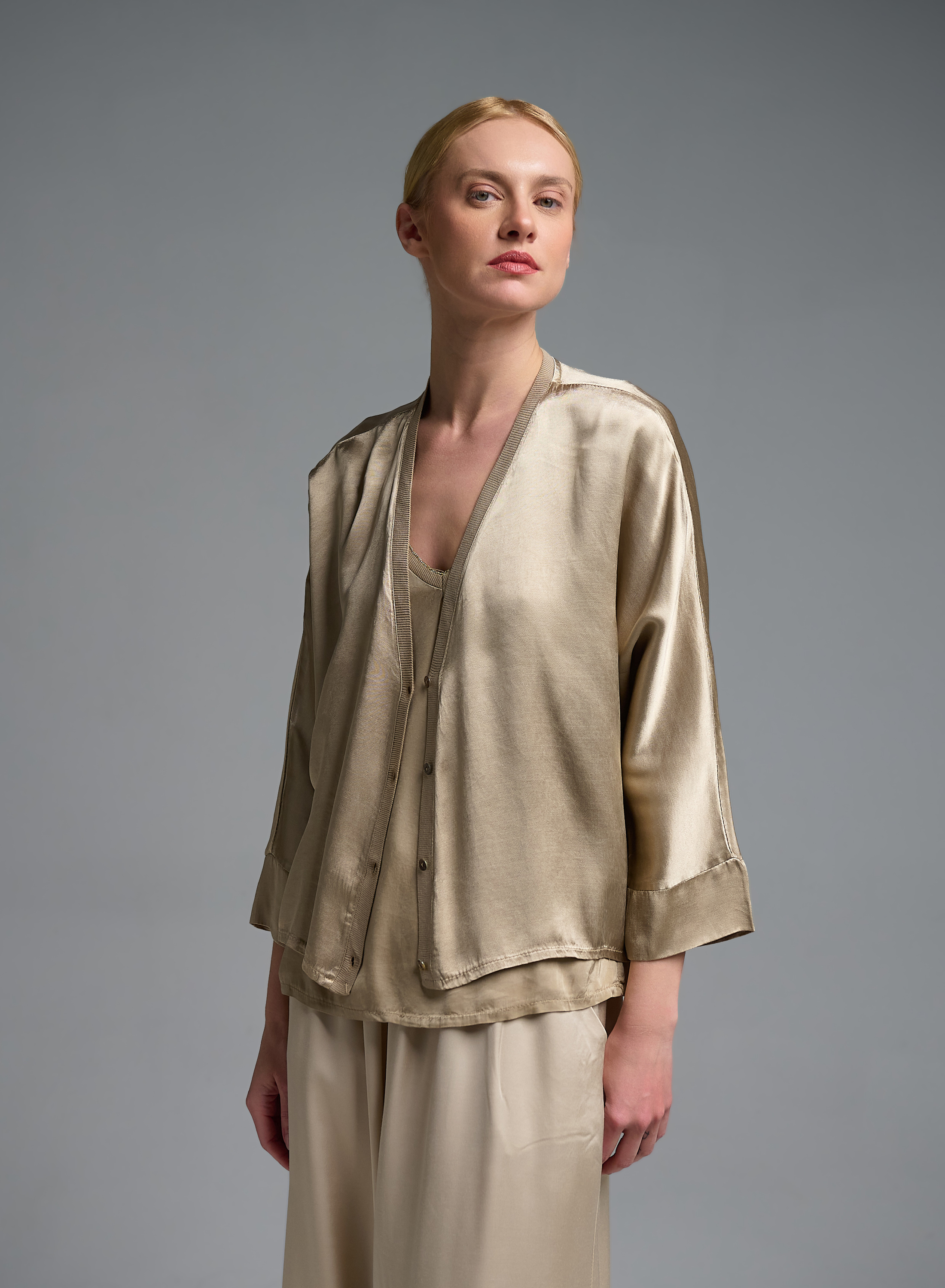 Χρυσή silky touch Ζακέτα με V λαιμόκοψη και με κουμπιά Valentina Milano - 1