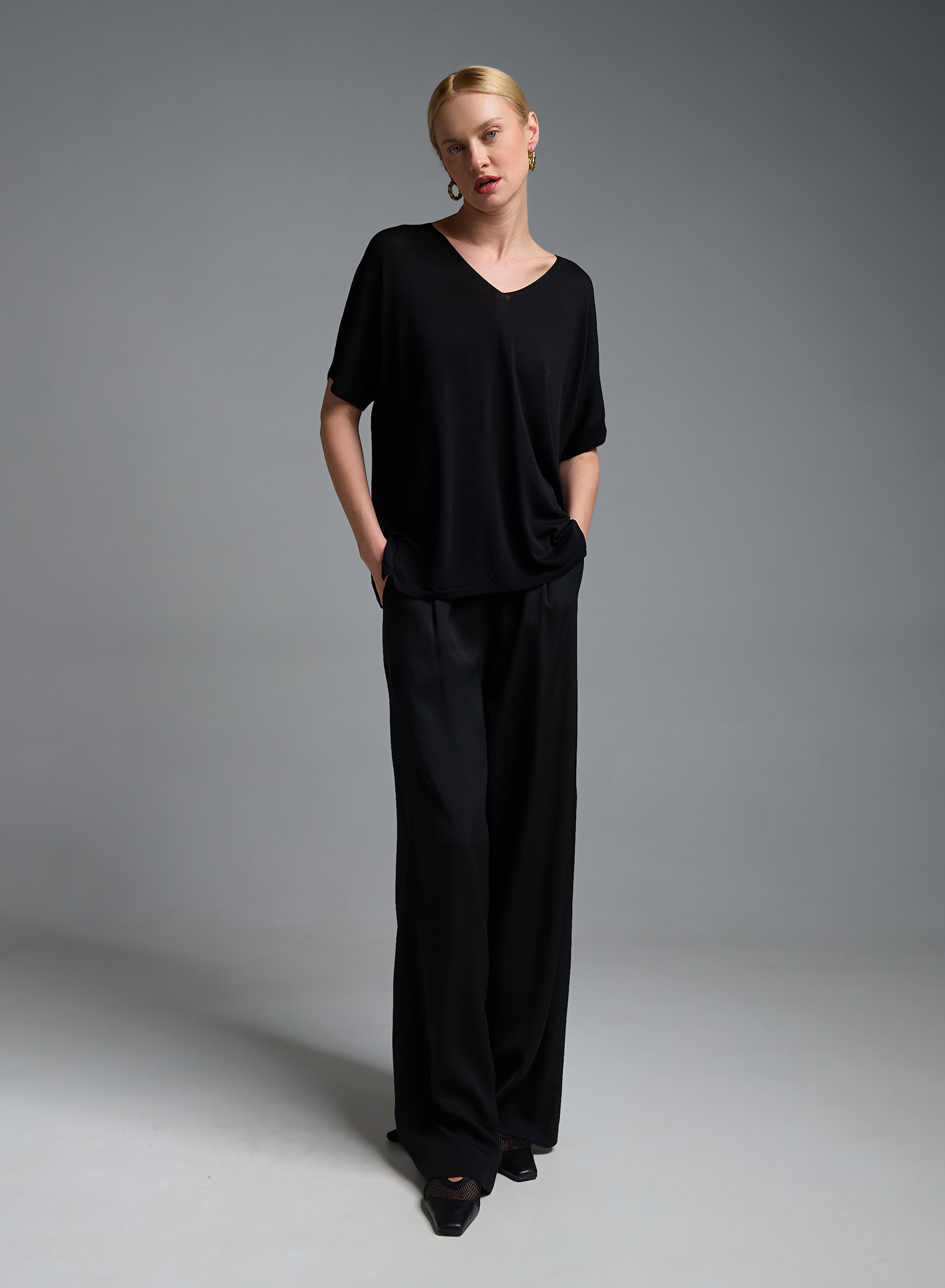 Μαύρη πλεκτή Μπλούζα με V λαιμόκοψη και με κοντά μανίκια Valentina Milano - 1