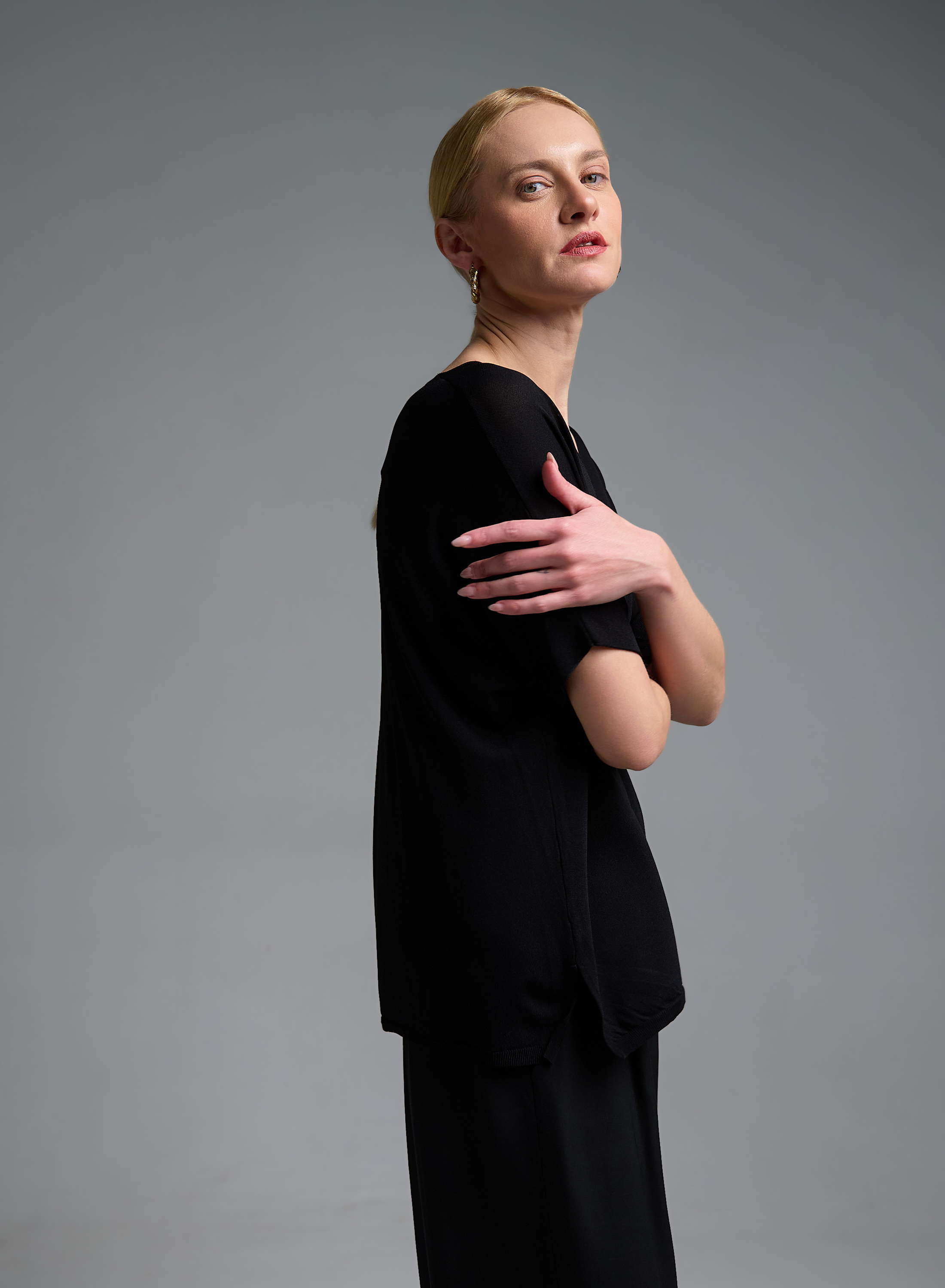 Μαύρη πλεκτή Μπλούζα με V λαιμόκοψη και με κοντά μανίκια Valentina Milano - 2