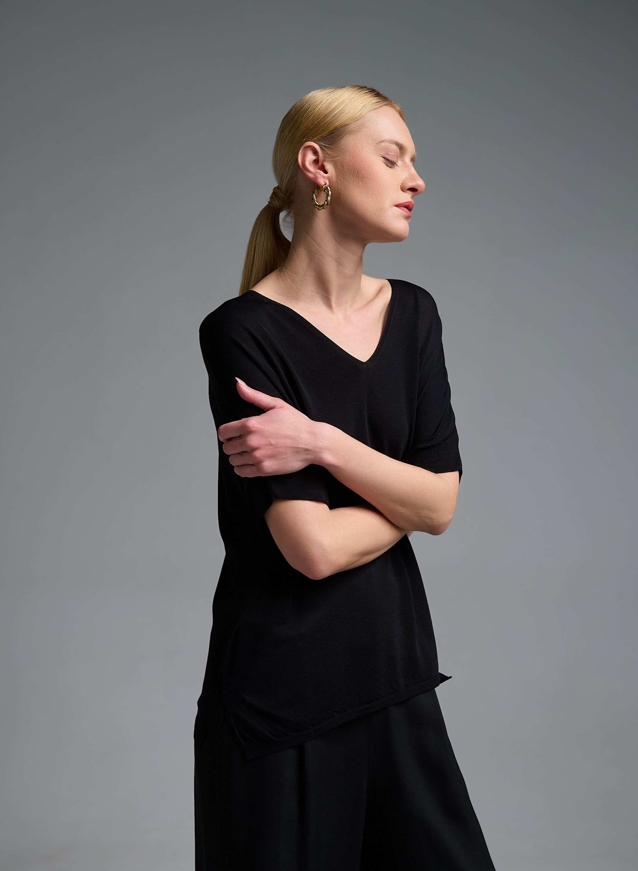 Μαύρη πλεκτή Μπλούζα με V λαιμόκοψη και με κοντά μανίκια Valentina Milano - 4