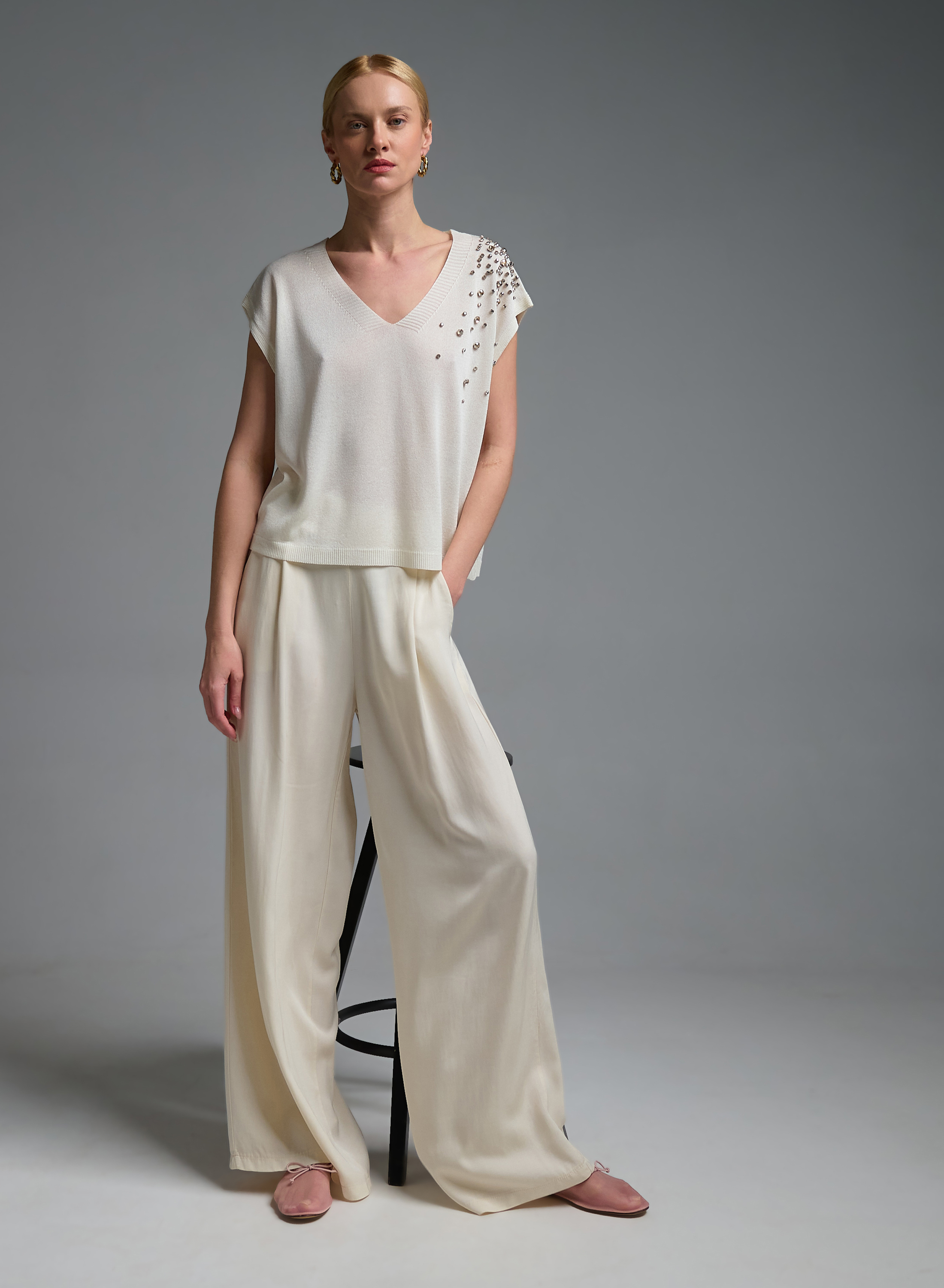 Εκρού αμάνικη πλεκτή Μπλούζα με V λαιμόκοψη και με διακοσμητικά κρύσταλλα Eco - 1