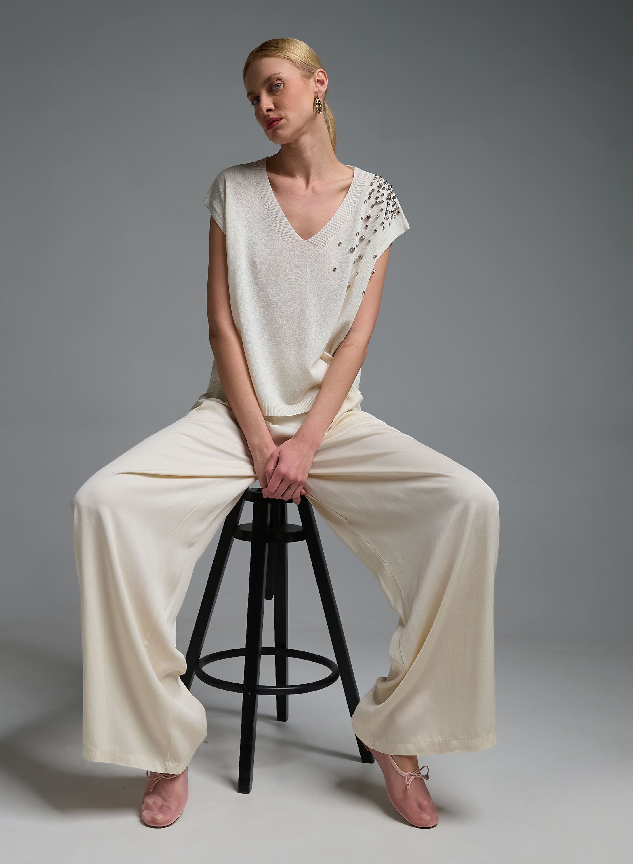 Εκρού αμάνικη πλεκτή Μπλούζα με V λαιμόκοψη και με διακοσμητικά κρύσταλλα Eco - 3