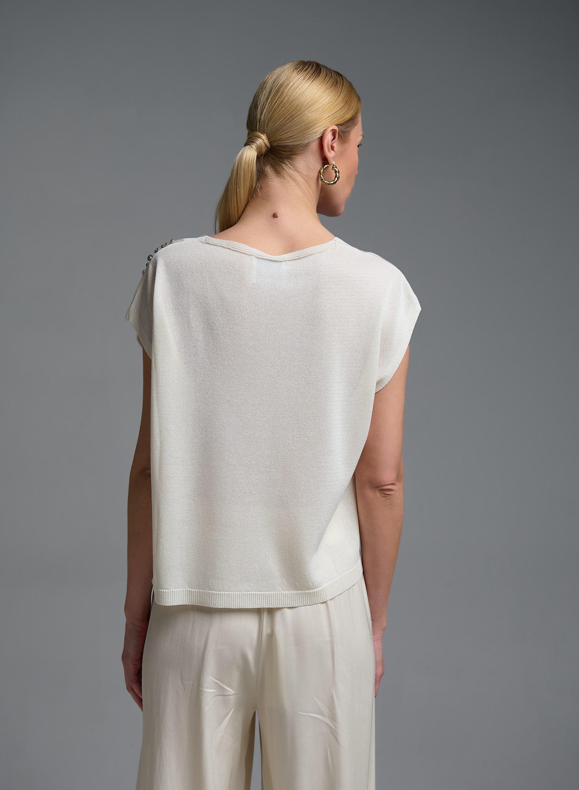 Εκρού αμάνικη πλεκτή Μπλούζα με V λαιμόκοψη και με διακοσμητικά κρύσταλλα Eco - 5