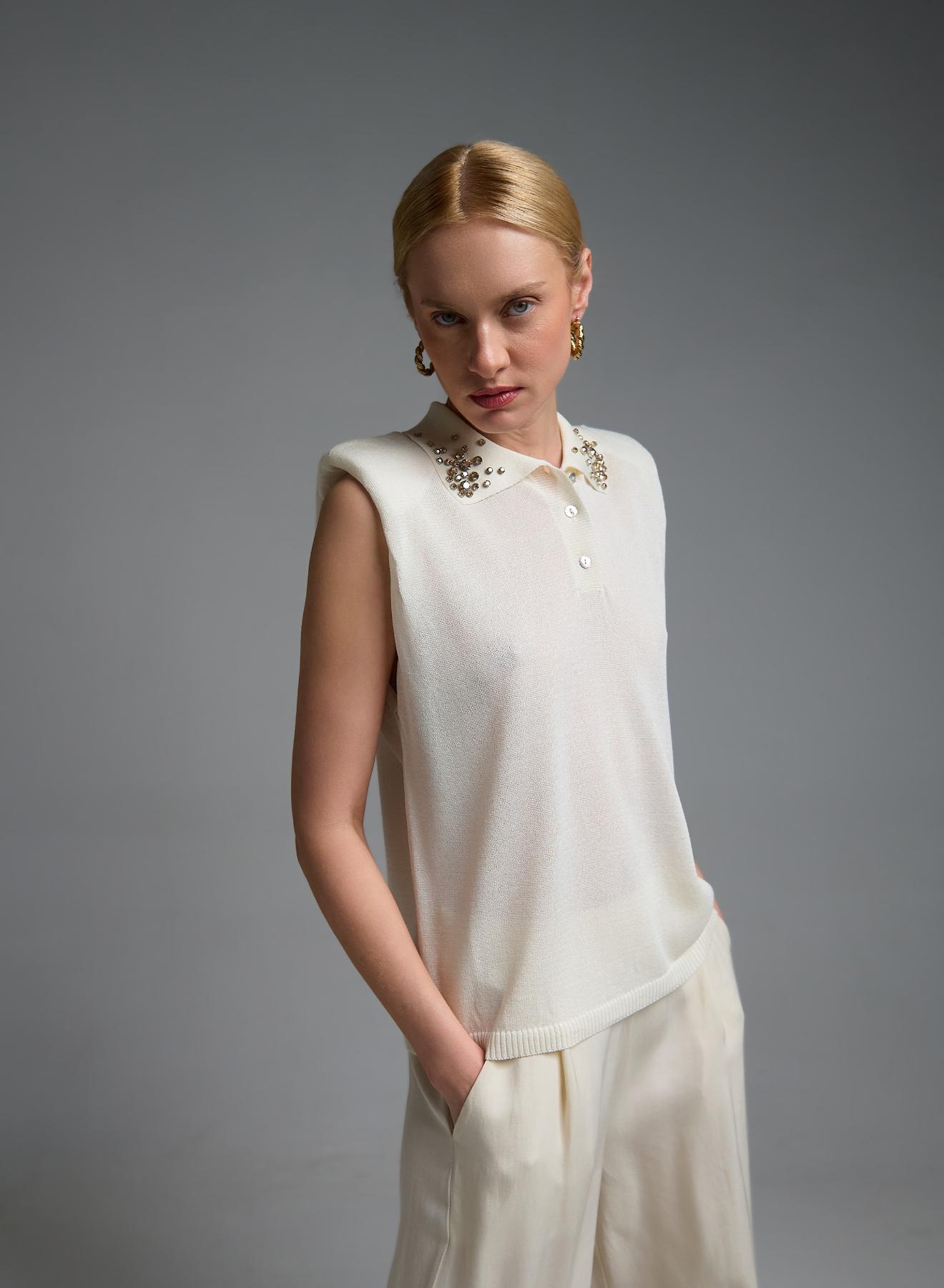 Εκρού πλεκτή αμάνικη Μπλούζα με γιακά με διακοσμητικά κρύσταλλα Eco - 2