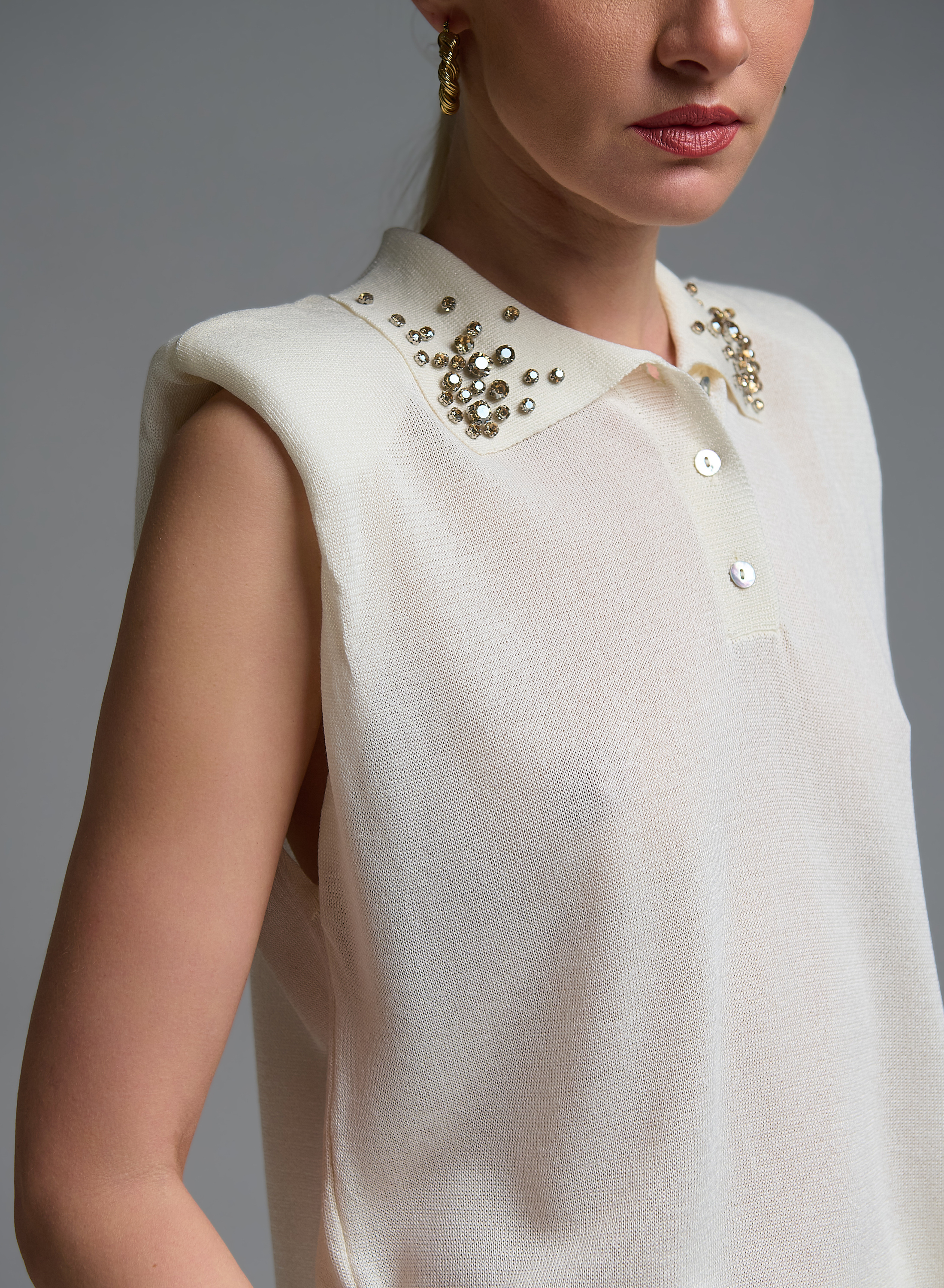 Εκρού πλεκτή αμάνικη Μπλούζα με γιακά με διακοσμητικά κρύσταλλα Eco - 2