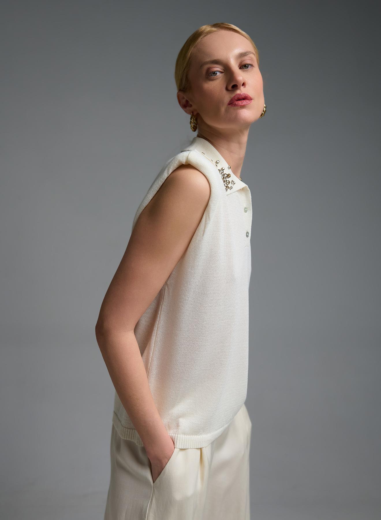 Εκρού πλεκτή αμάνικη Μπλούζα με γιακά με διακοσμητικά κρύσταλλα Eco - 4