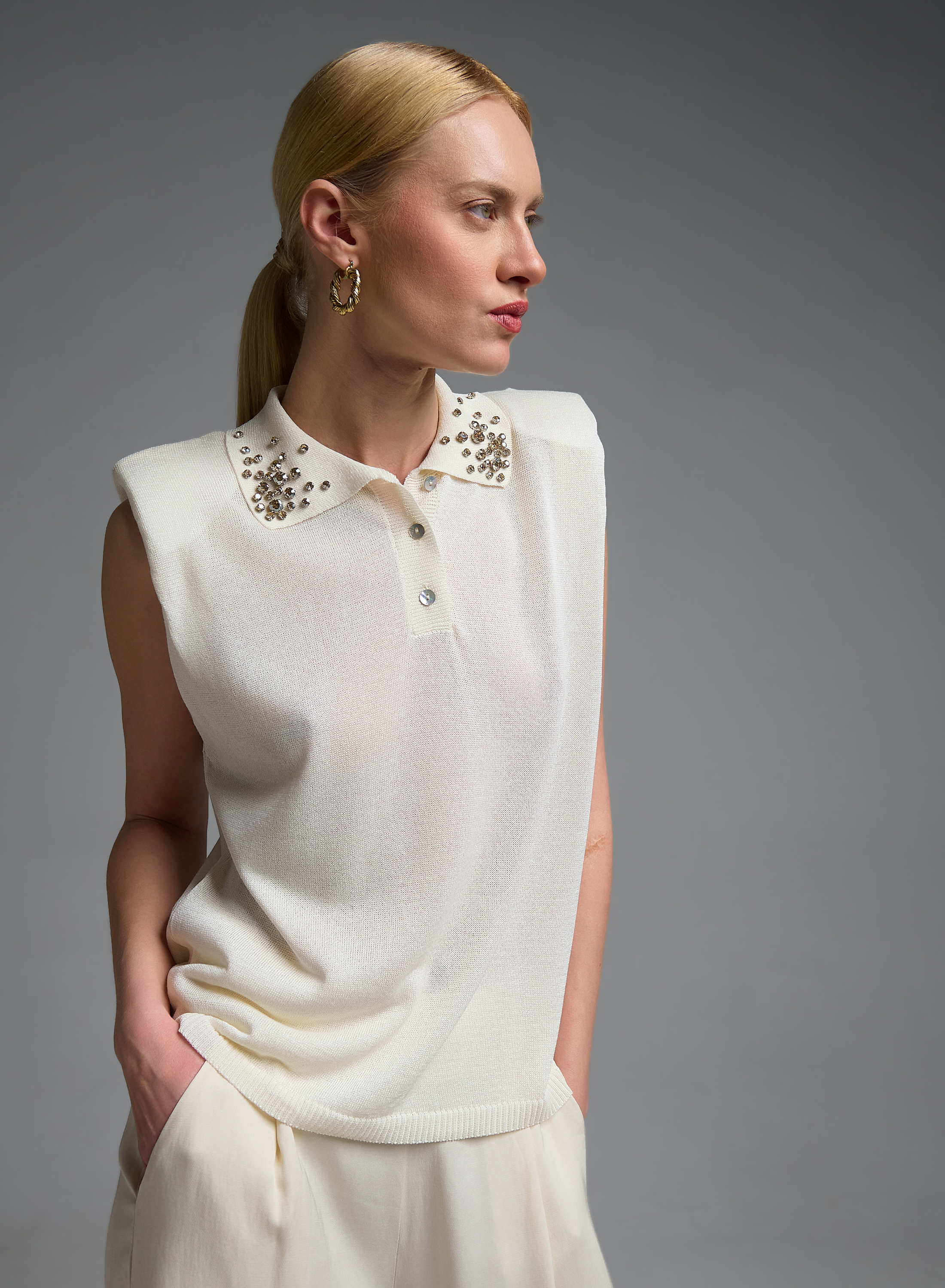 Εκρού πλεκτή αμάνικη Μπλούζα με γιακά με διακοσμητικά κρύσταλλα Eco - 4