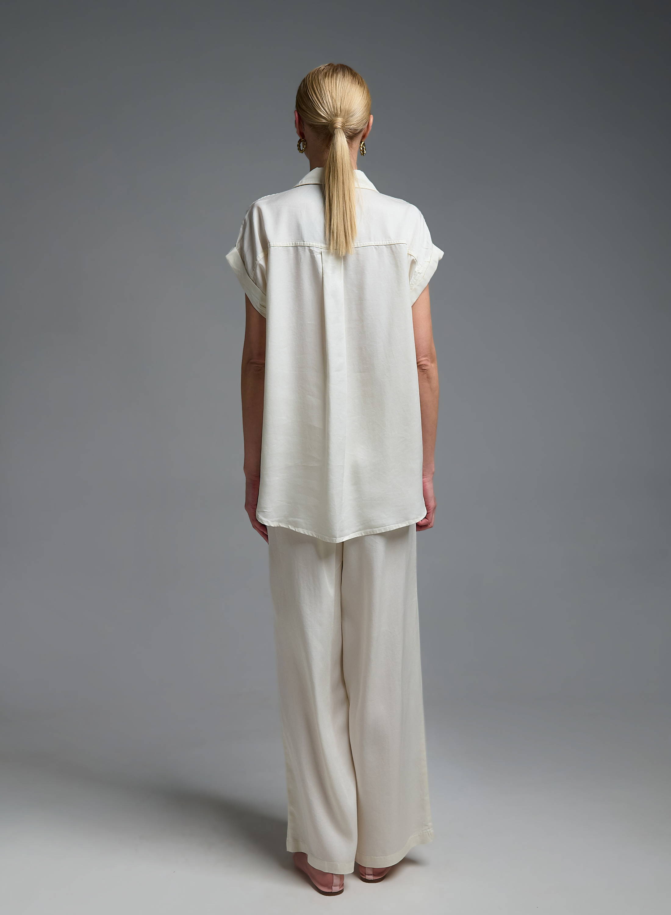 Εκρού αμάνικο Πουκάμισο σε χαλαρή γραμμή με μεταλλικά κουμπιά Valentina Milano - 5