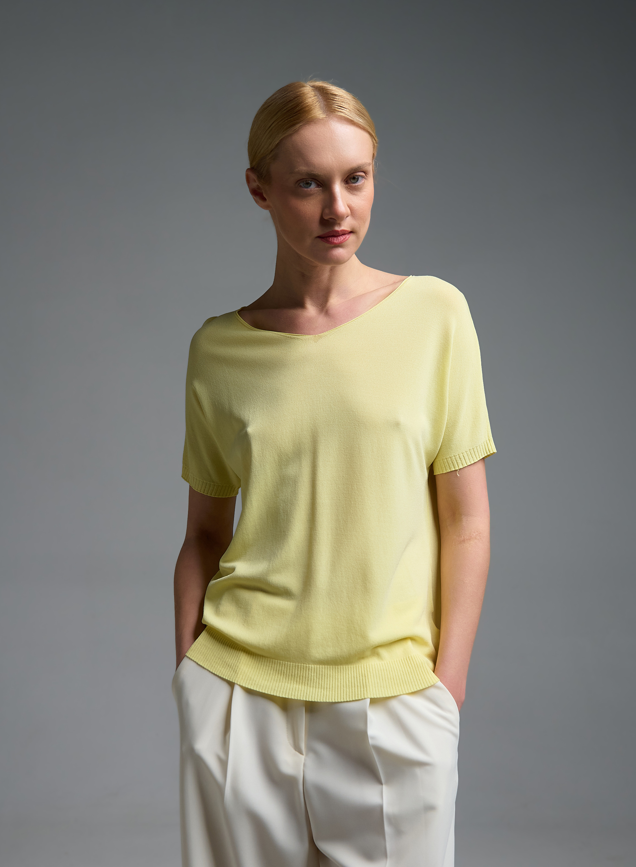 Κίτρινη πλεκτή Μπλούζα κοντά μανίκια και με V λαιμόκοψη Valentina Milano - 0