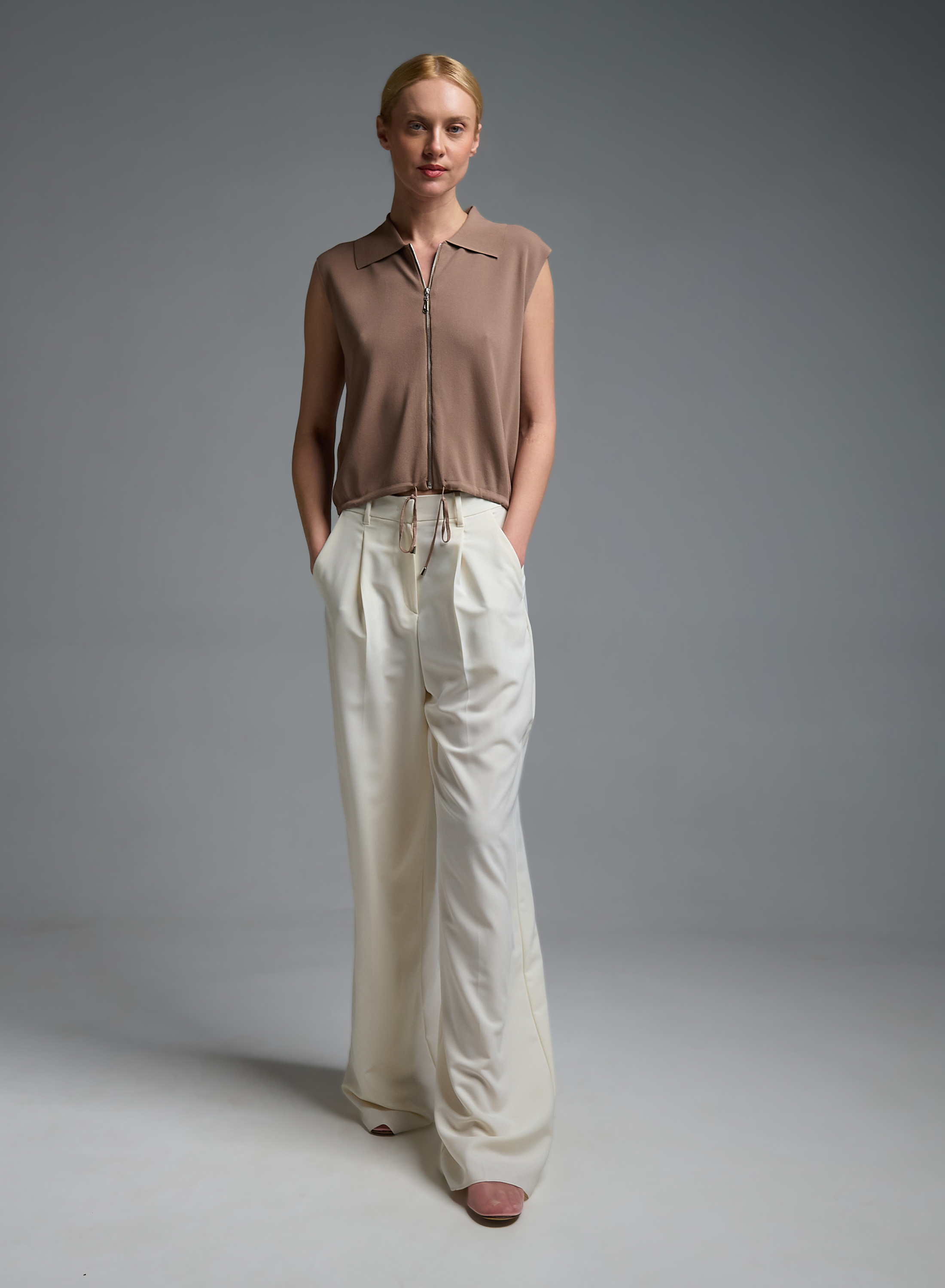 Κακάο αμάνικη πλεκτή Μπλούζα polo με φερμουάρ και με κορδόνι στο τελείωμα Valentina Milano - 1