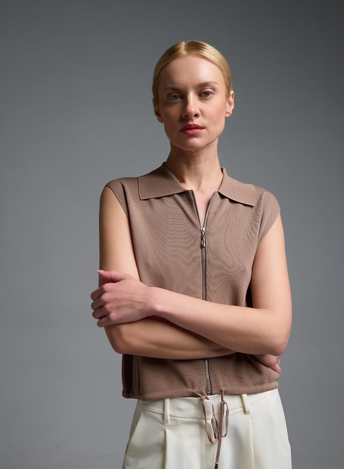 Κακάο αμάνικη πλεκτή Μπλούζα polo με φερμουάρ και με κορδόνι στο τελείωμα Valentina Milano - 1