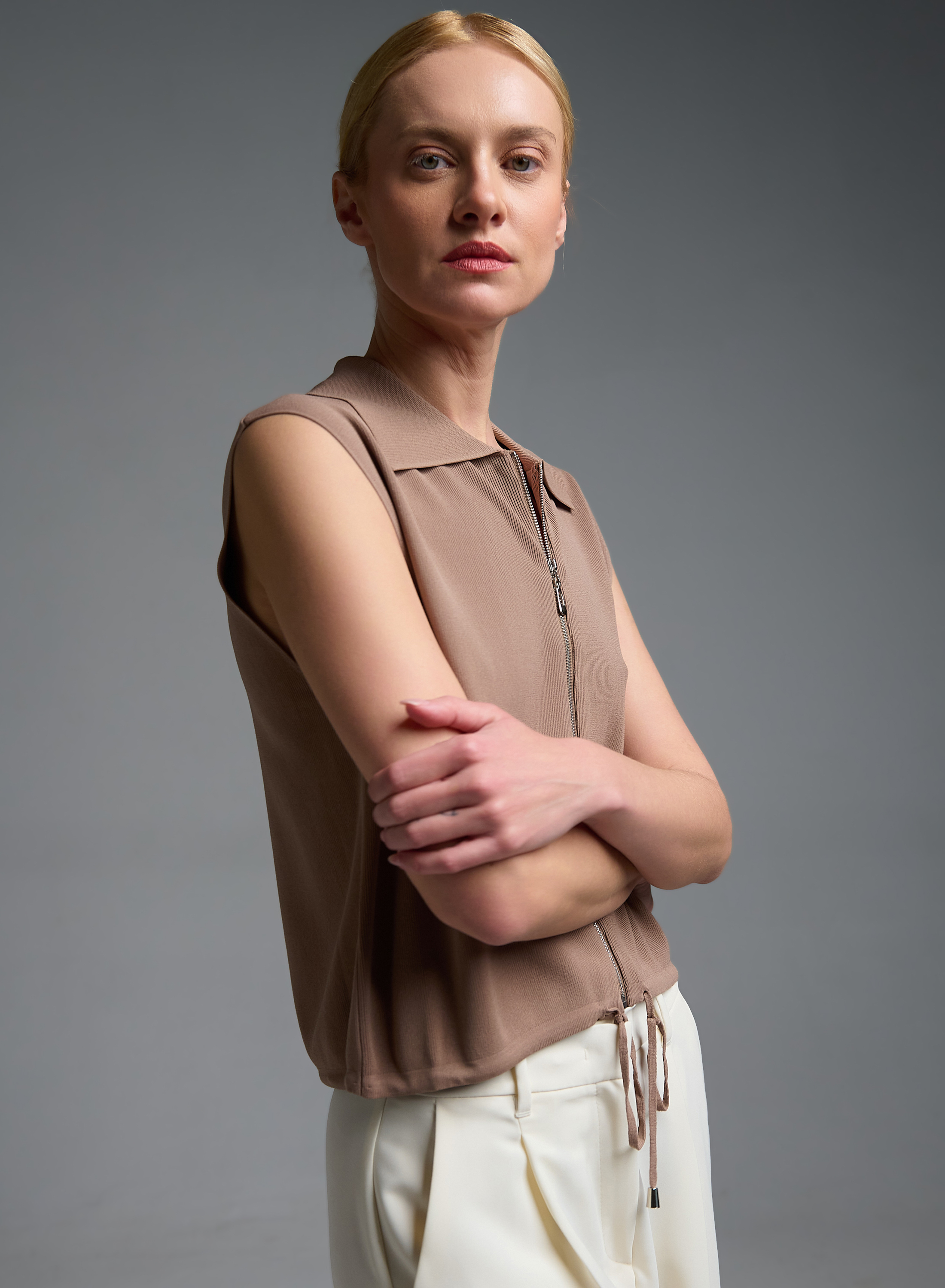 Κακάο αμάνικη πλεκτή Μπλούζα polo με φερμουάρ και με κορδόνι στο τελείωμα Valentina Milano - 3