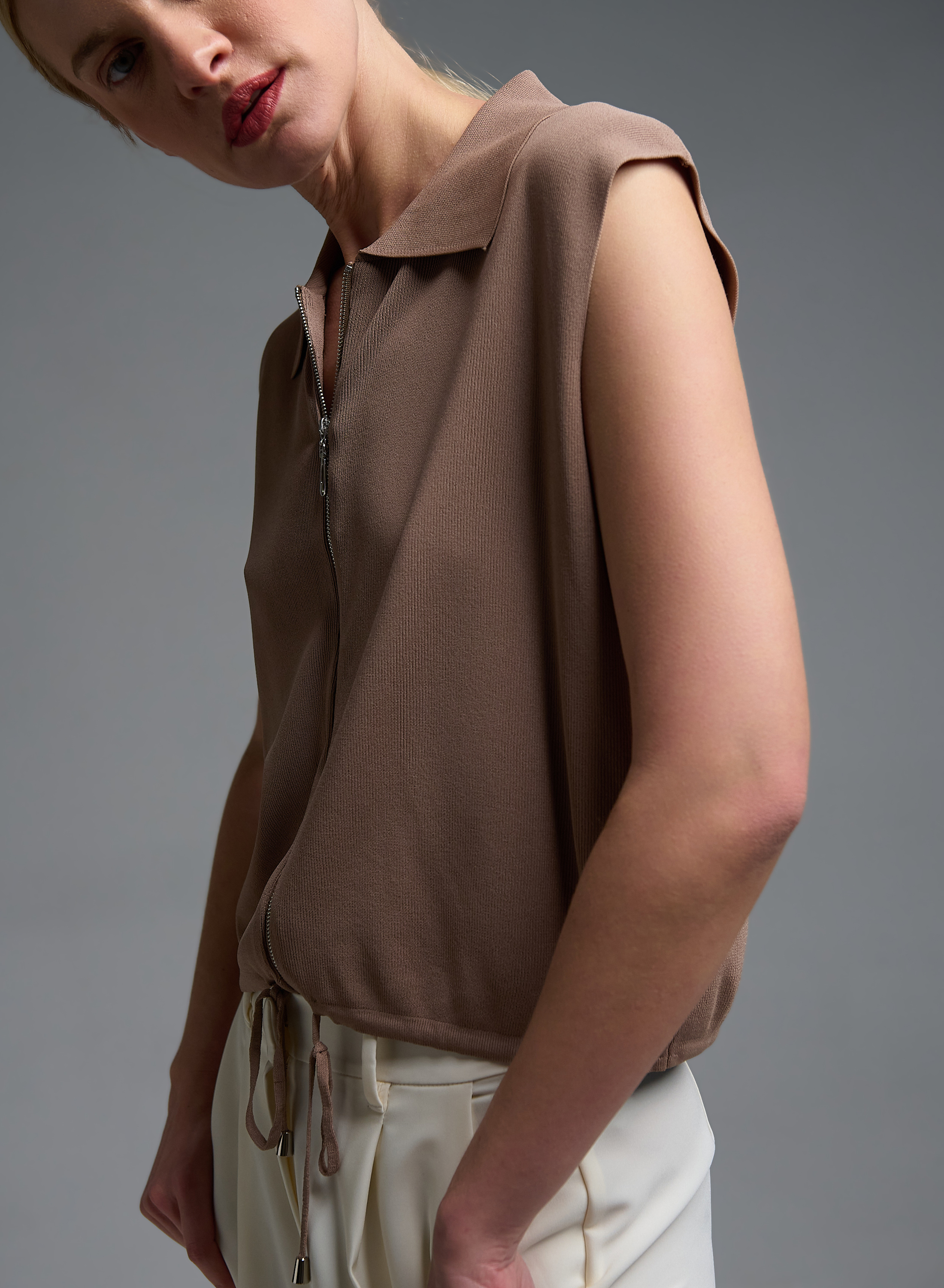 Κακάο αμάνικη πλεκτή Μπλούζα polo με φερμουάρ και με κορδόνι στο τελείωμα Valentina Milano - 4