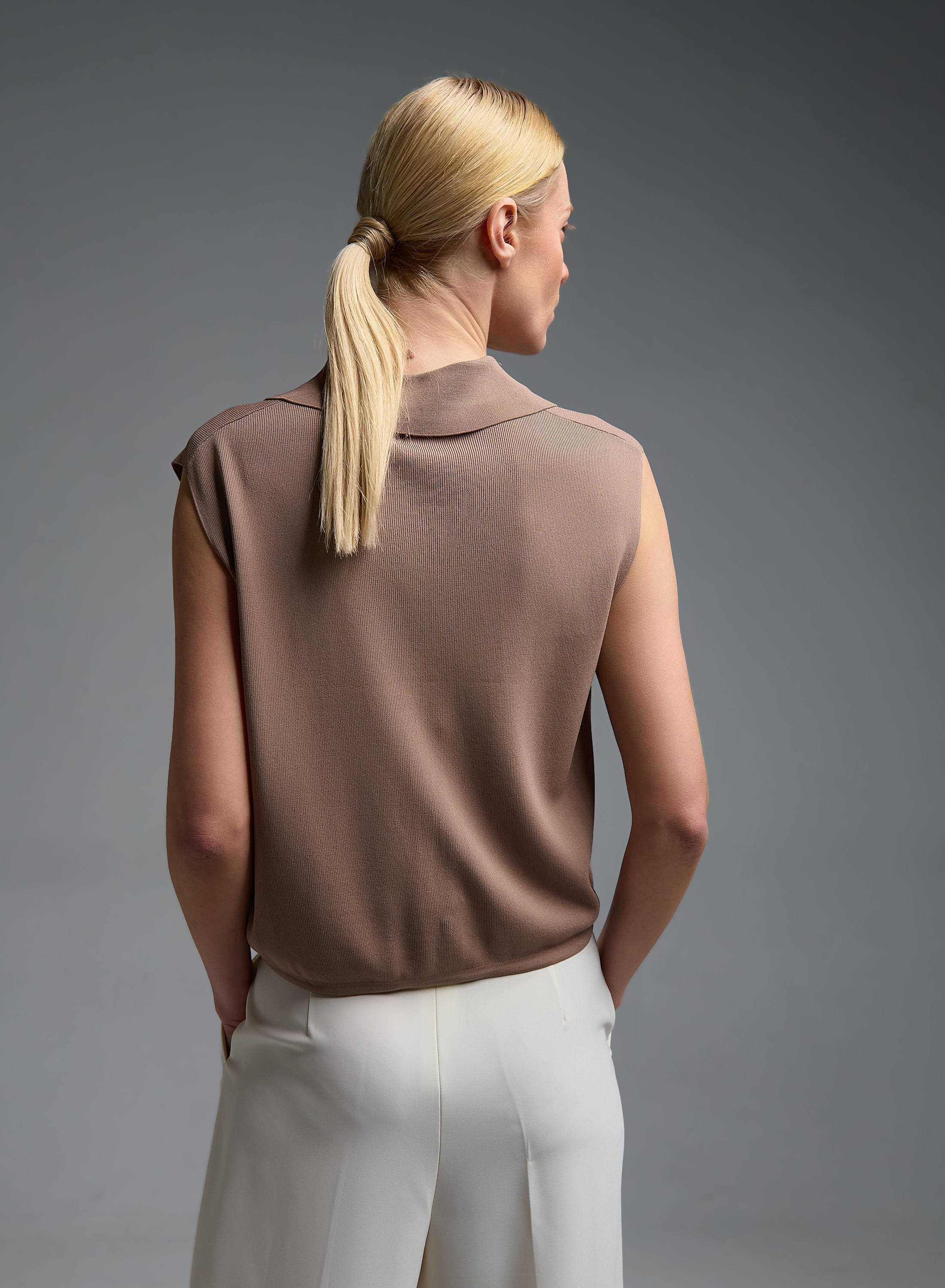 Κακάο αμάνικη πλεκτή Μπλούζα polo με φερμουάρ και με κορδόνι στο τελείωμα Valentina Milano - 5