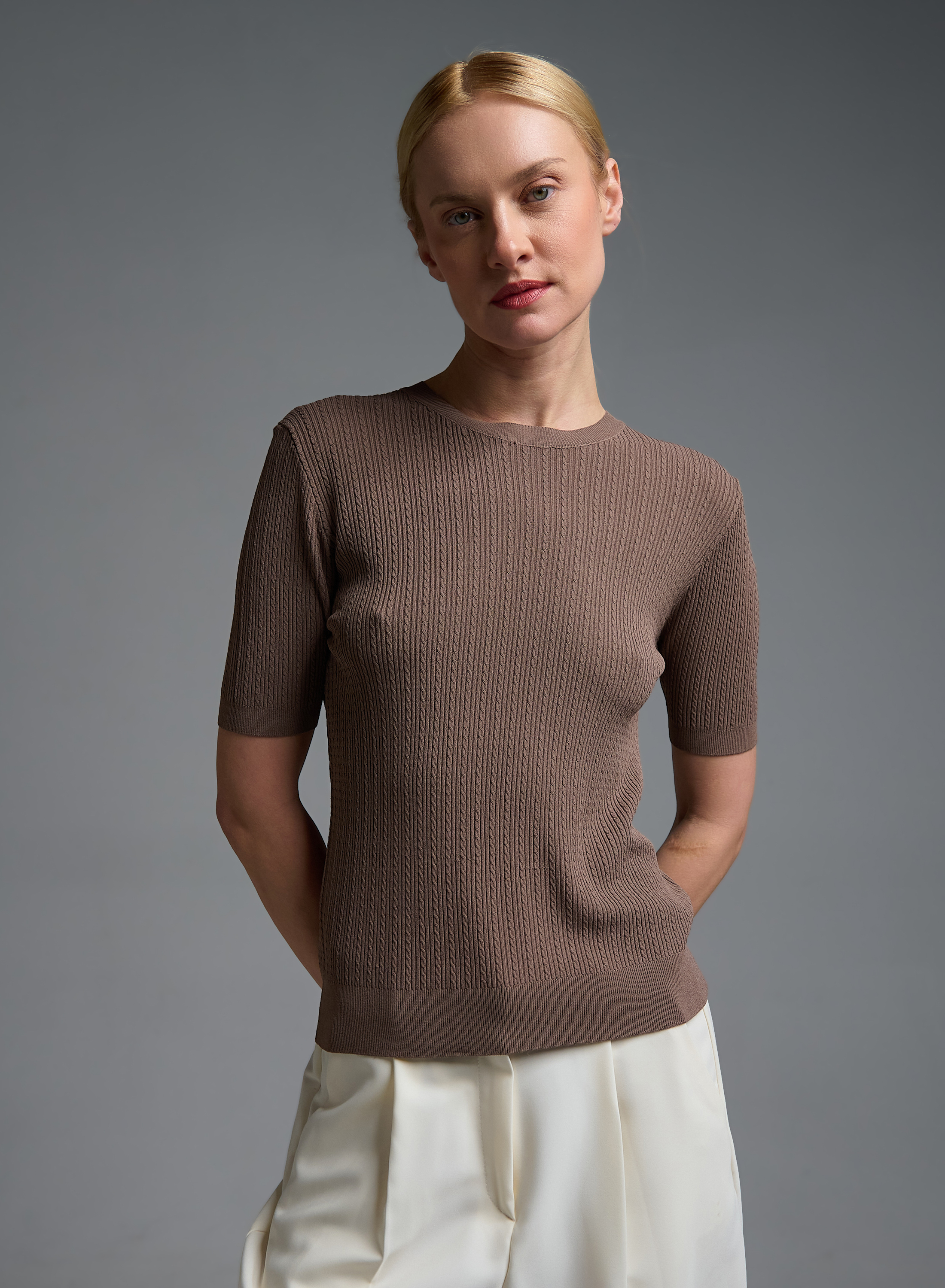 Κακάο πλεκτή Μπλούζα με κοντά μανίκια και με ανάγλυφα σχέδια Valentina Milano - 1