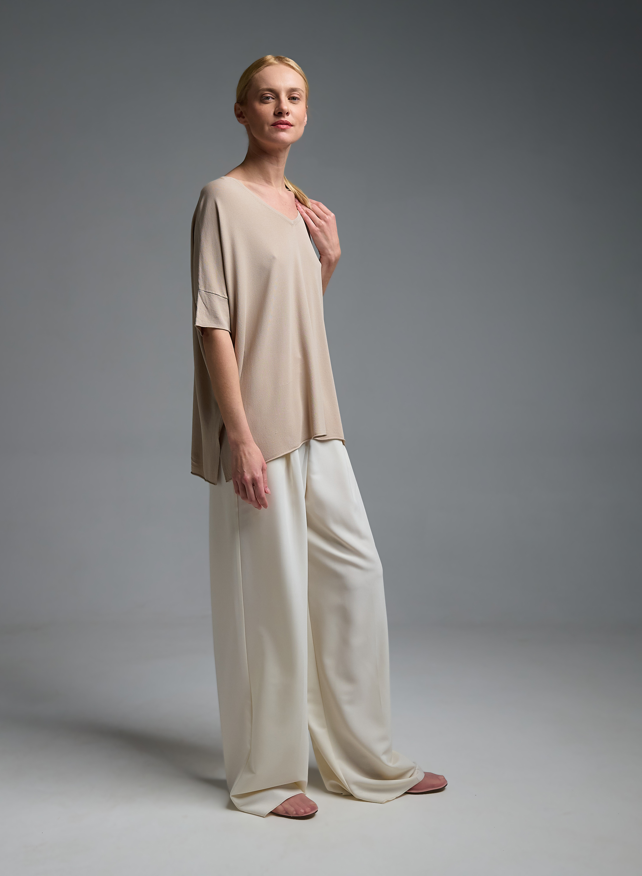 Taupe πλεκτή Μπλούζα loose fit με κοντά μανίκια, με V λαιμόκοψη και με ανοίγματα στο πλάι Valentina Milano - 0