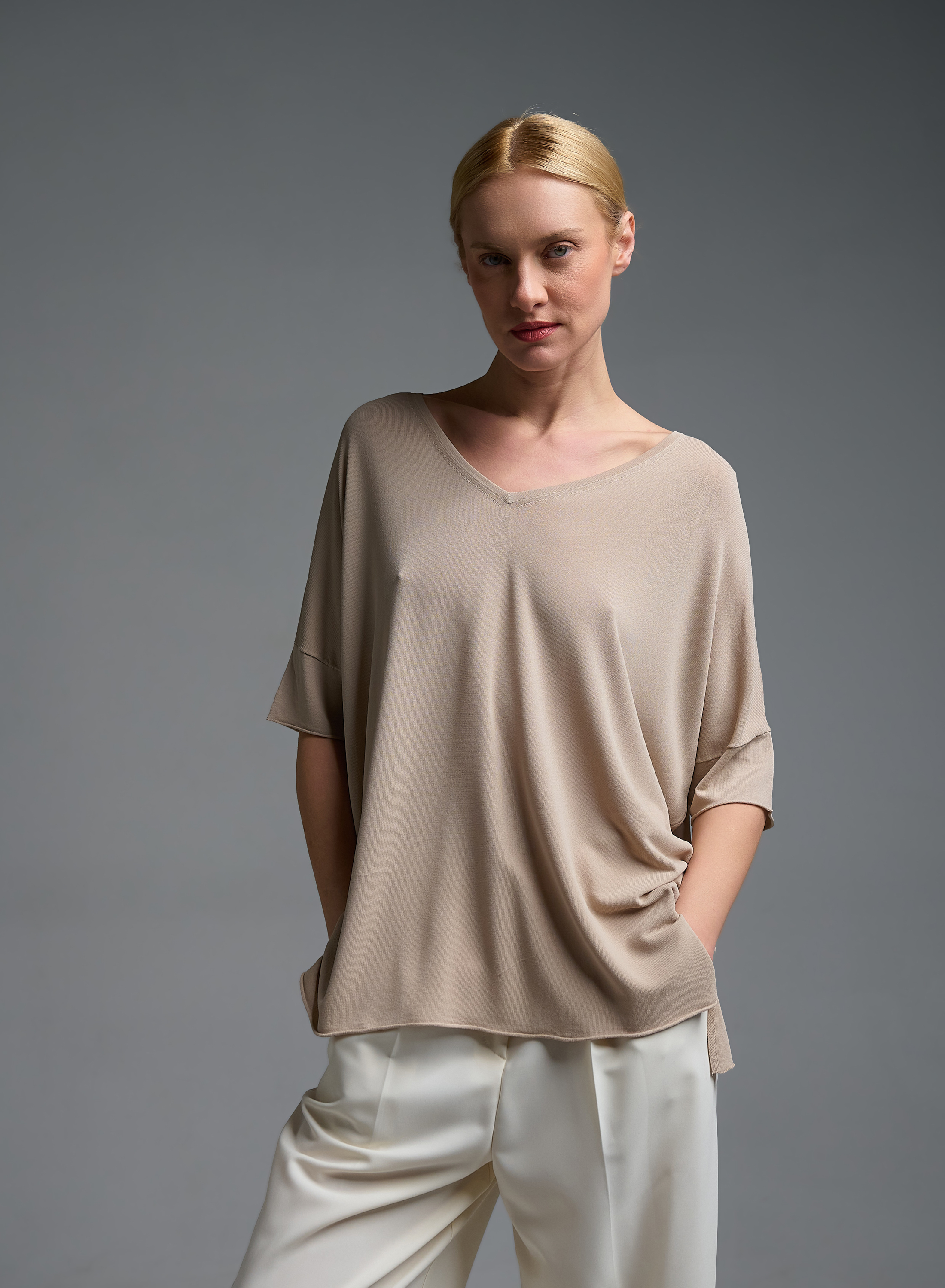 Taupe πλεκτή Μπλούζα loose fit με κοντά μανίκια, με V λαιμόκοψη και με ανοίγματα στο πλάι Valentina Milano - 1