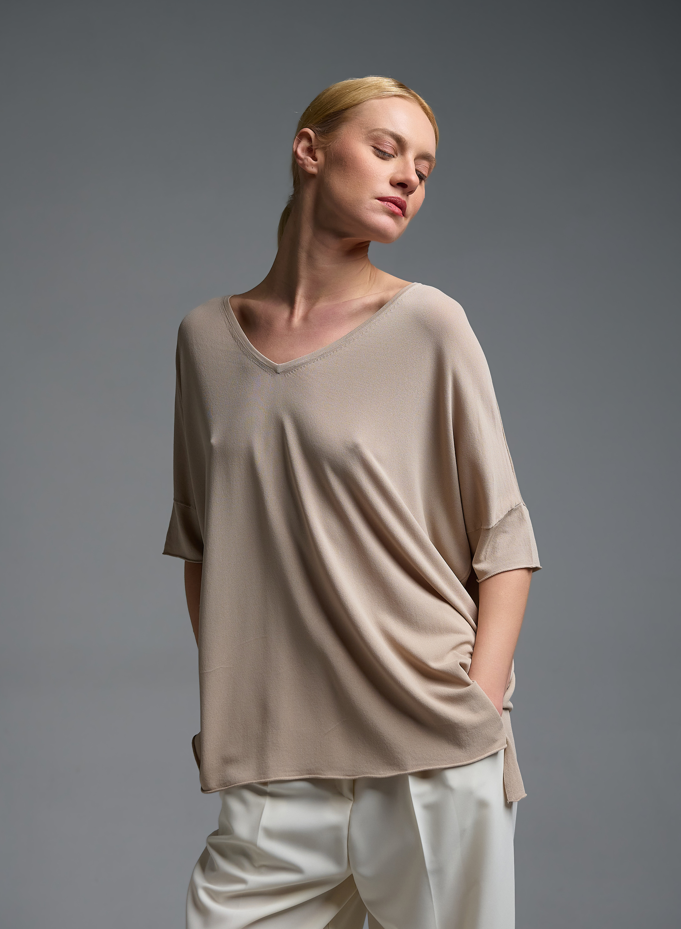 Taupe πλεκτή Μπλούζα loose fit με κοντά μανίκια, με V λαιμόκοψη και με ανοίγματα στο πλάι Valentina Milano - 2