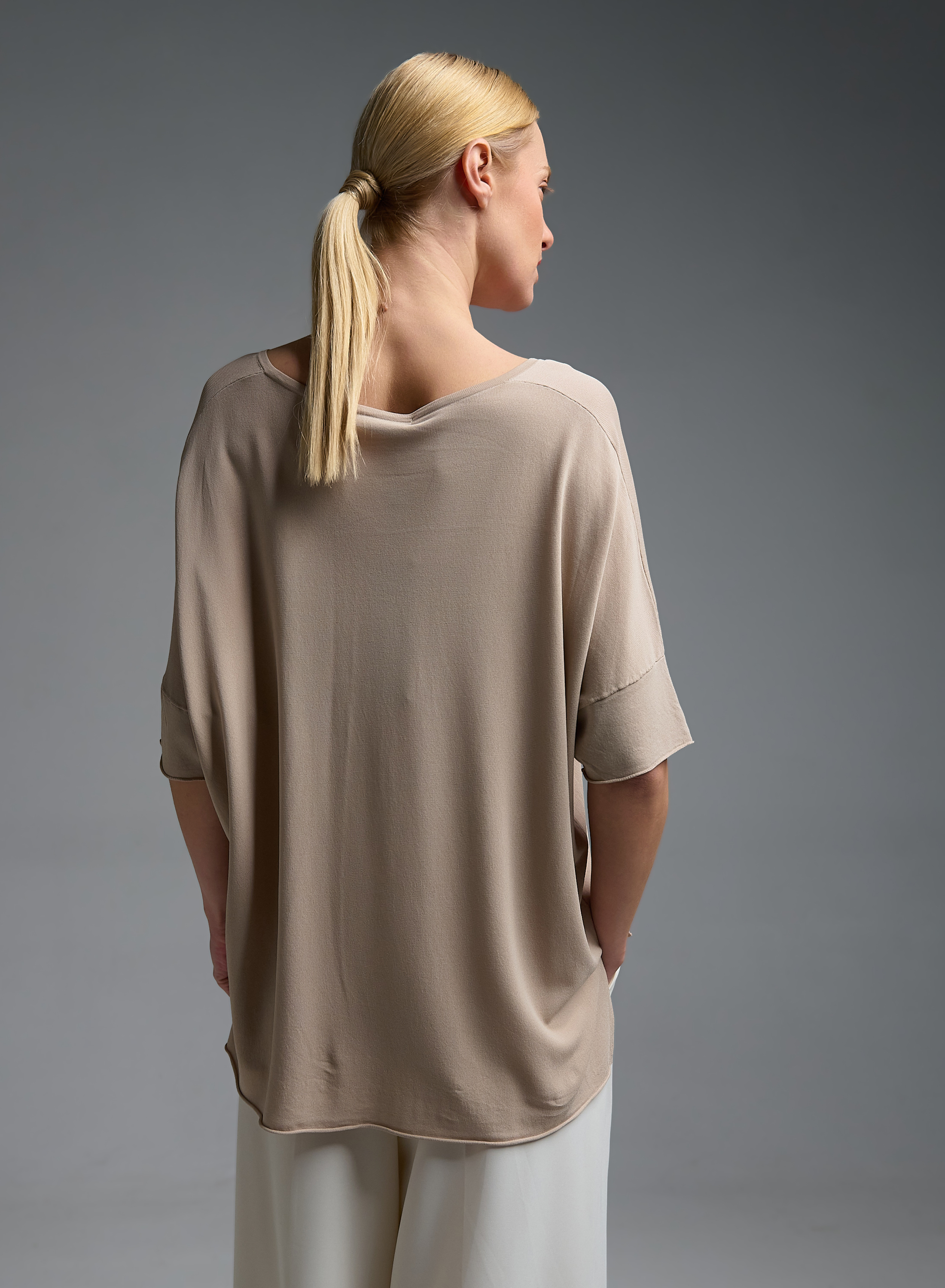 Taupe πλεκτή Μπλούζα loose fit με κοντά μανίκια, με V λαιμόκοψη και με ανοίγματα στο πλάι Valentina Milano - 4